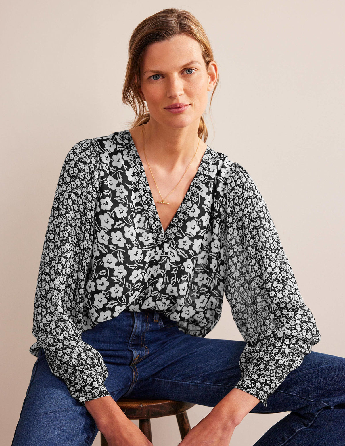 Hübsche Bluse mit V-Ausschnitt-Schwarz, Petal Pop-1
