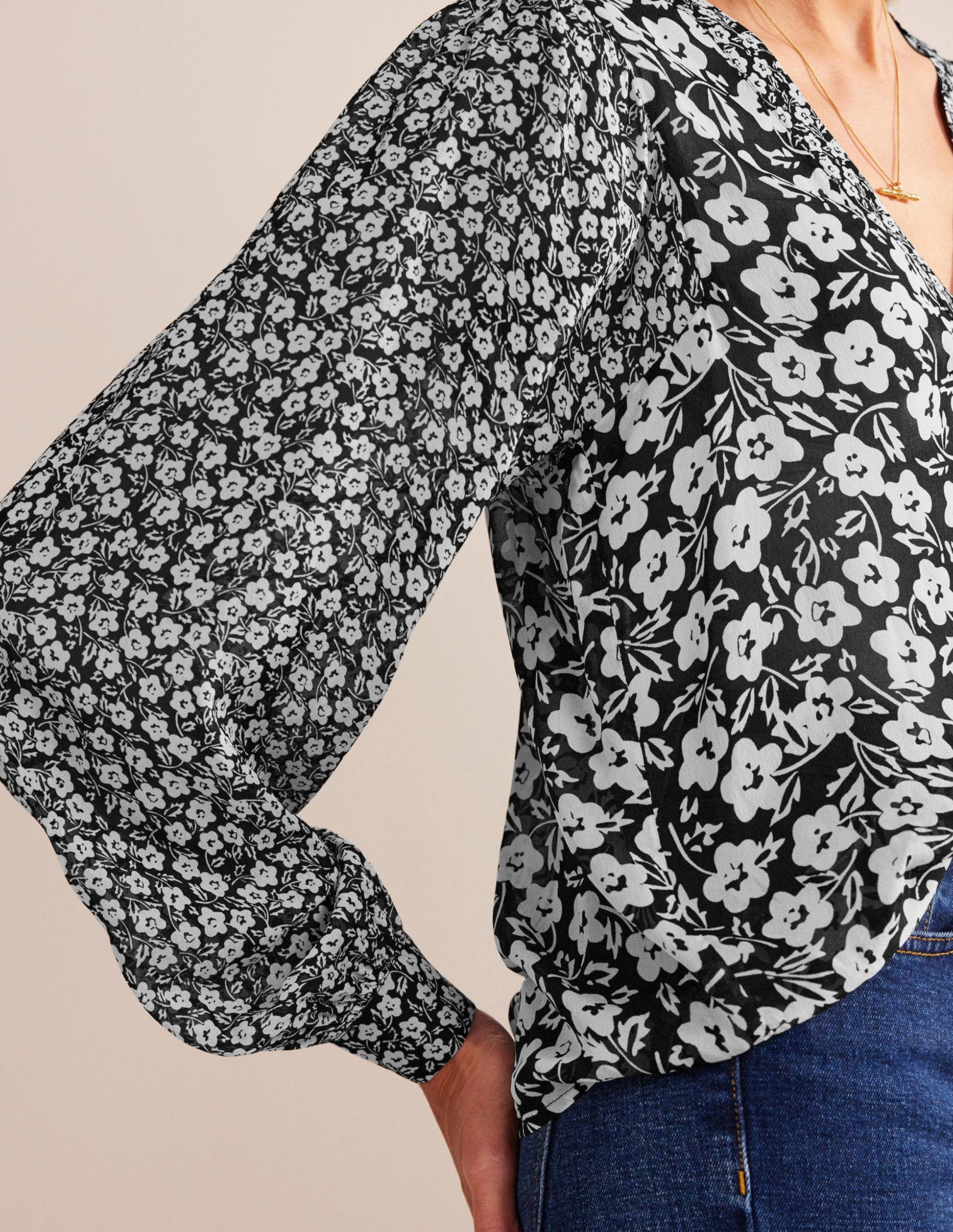 Hübsche Bluse mit V-Ausschnitt-Schwarz, Petal Pop-2