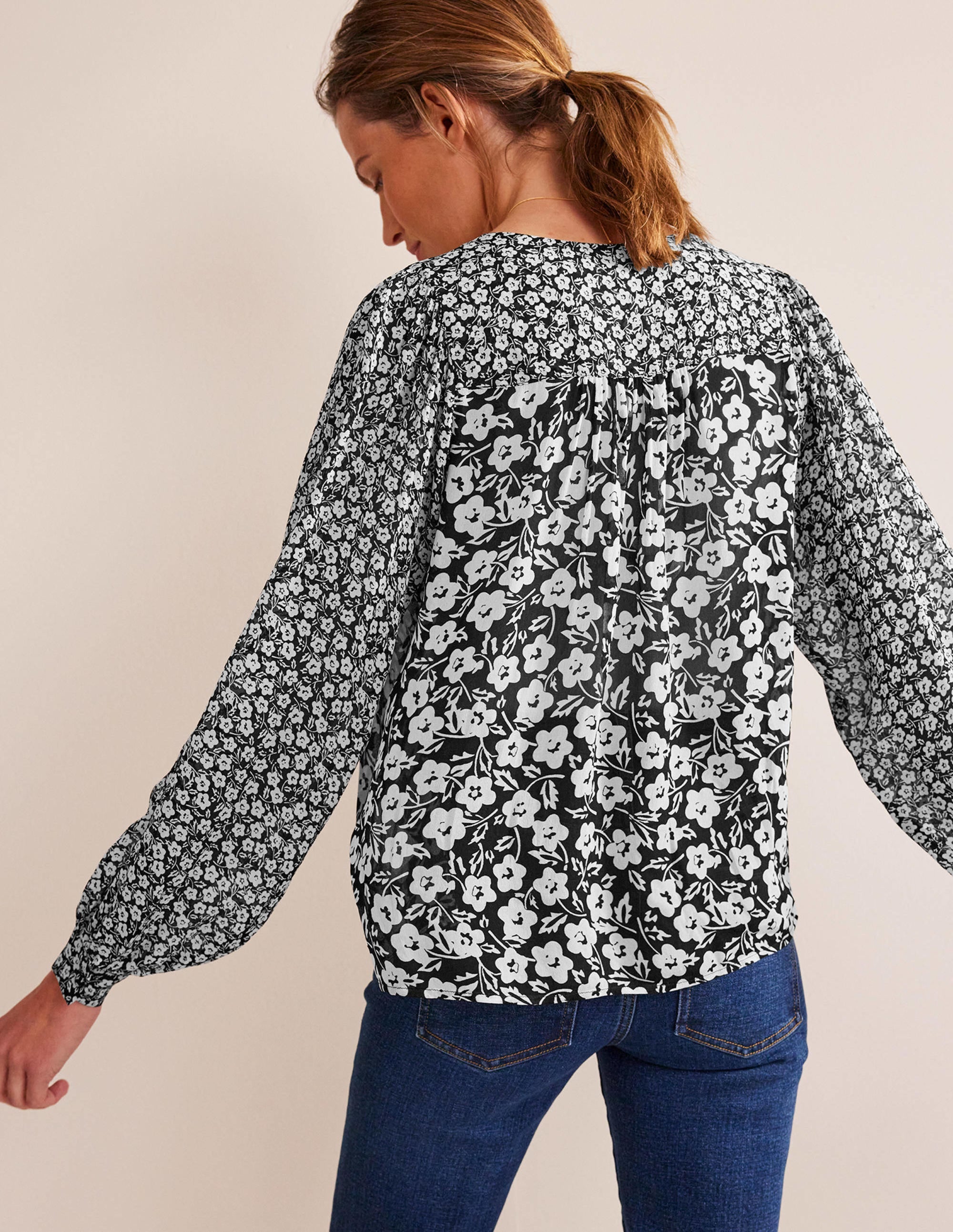 Hübsche Bluse mit V-Ausschnitt-Schwarz, Petal Pop - Image 3