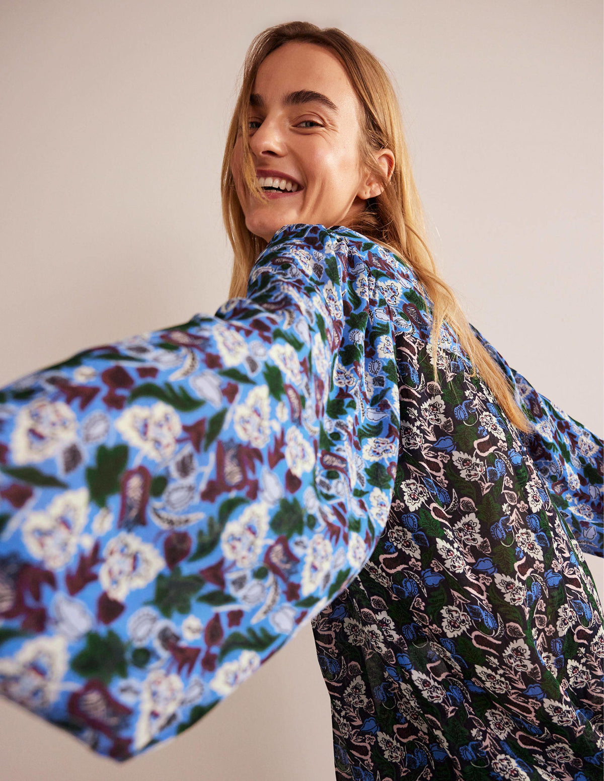 Jolie blouse à col en V-Multi, motif Tulip Bloom-2