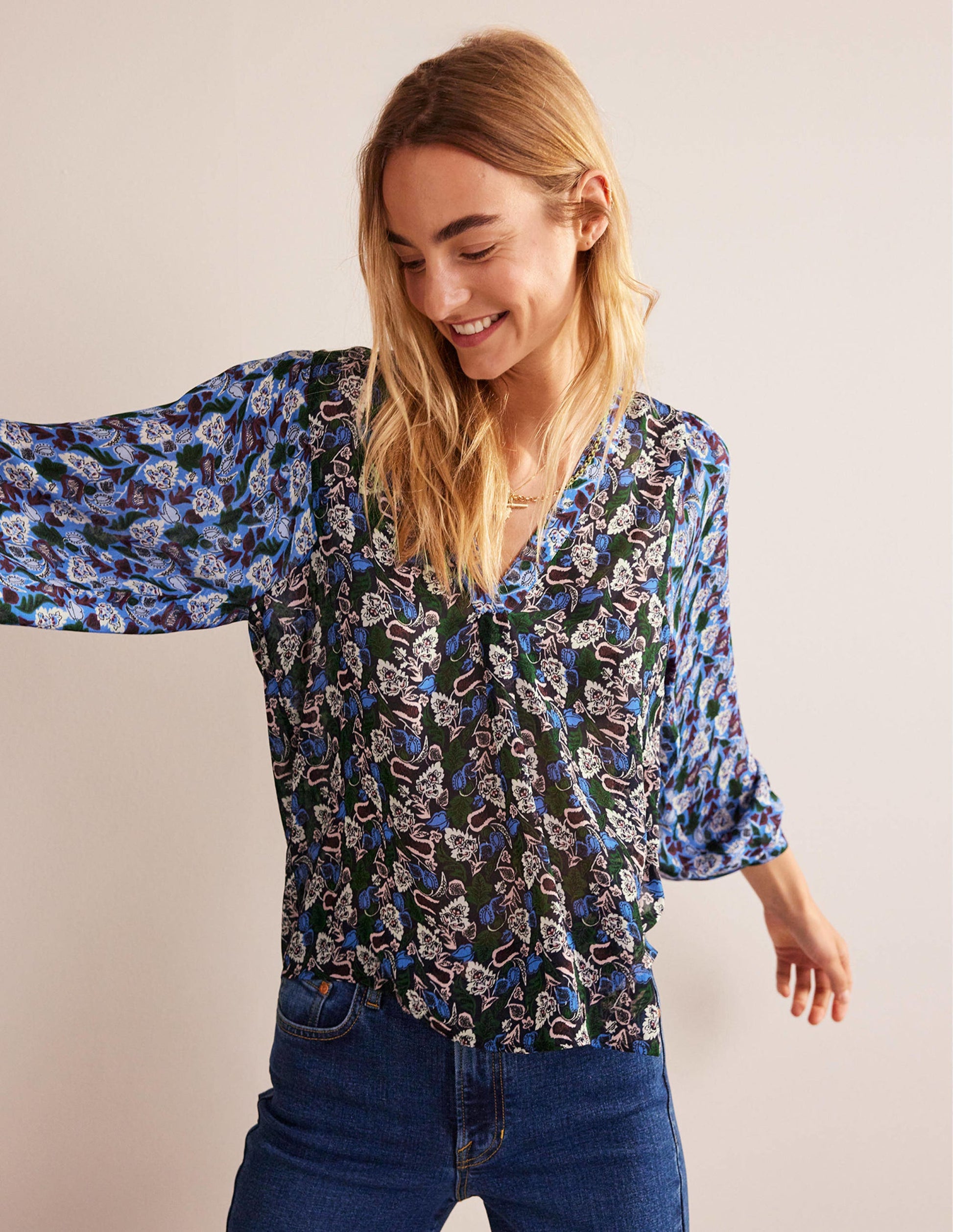 Jolie blouse à col en V-Multi, motif Tulip Bloom-4