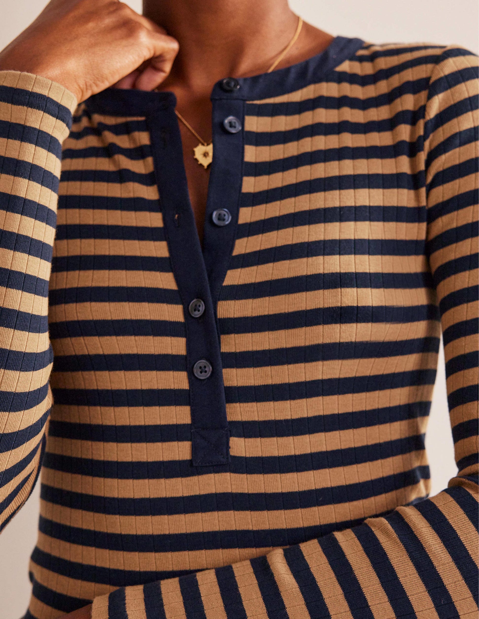 Anna Henley-T-Shirt aus Rippstrick-Marineblau, Kamel-2