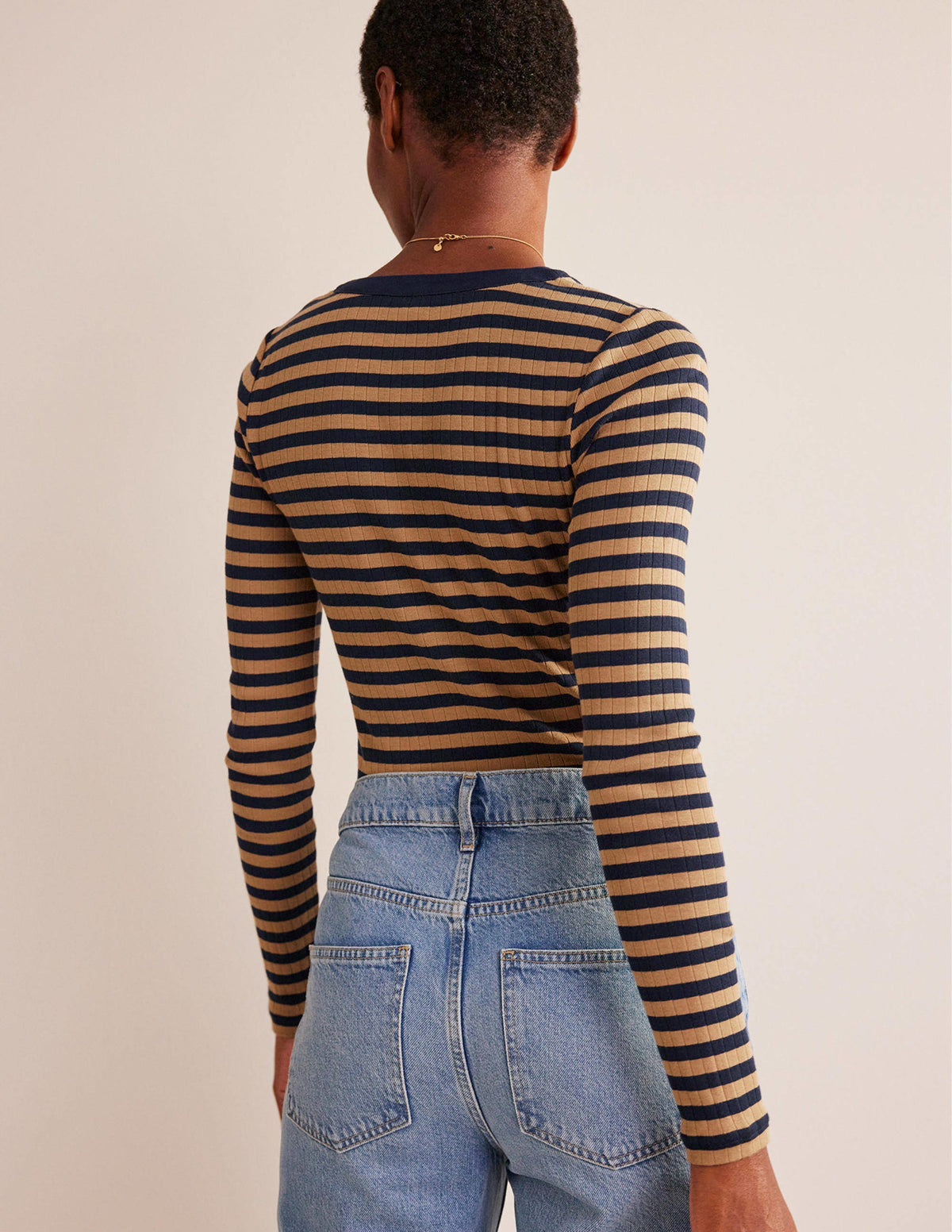 Anna Henley-T-Shirt aus Rippstrick-Marineblau, Kamel - Image 3