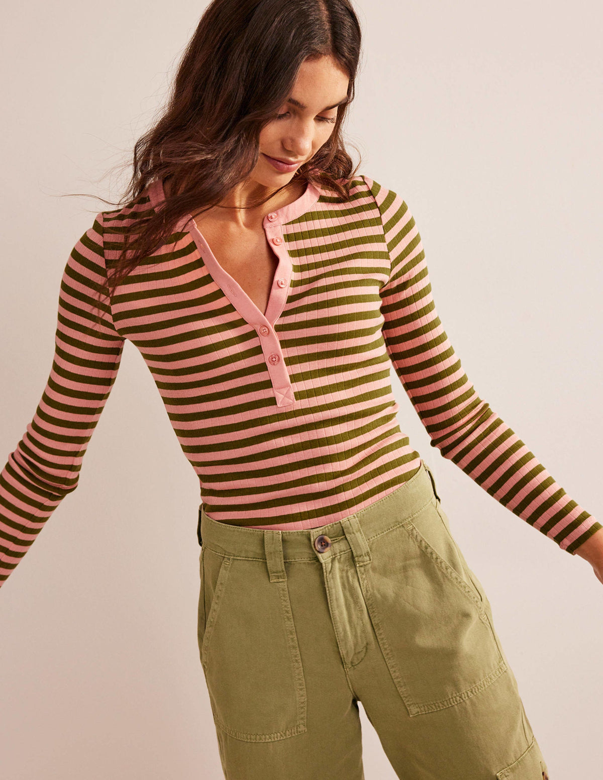 Anna Henley-T-Shirt aus Rippstrick-Rosette Blush, Olivgrün-1
