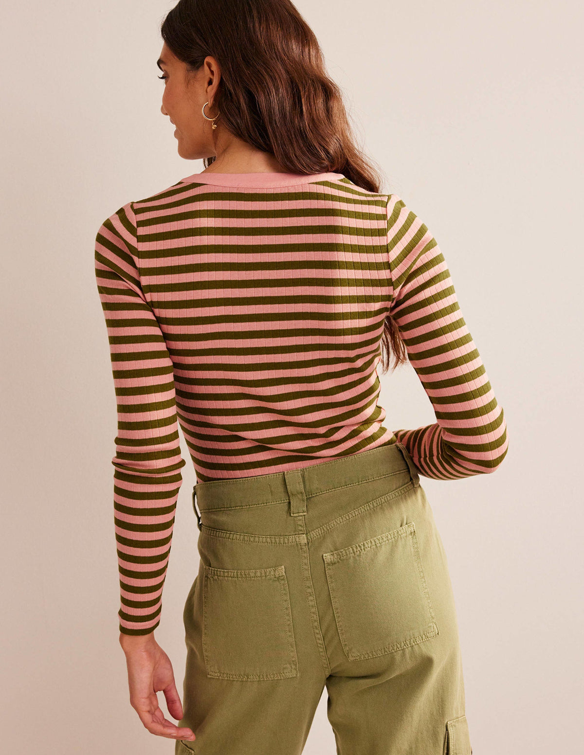 Anna Henley-T-Shirt aus Rippstrick-Rosette Blush, Olivgrün - Image 3