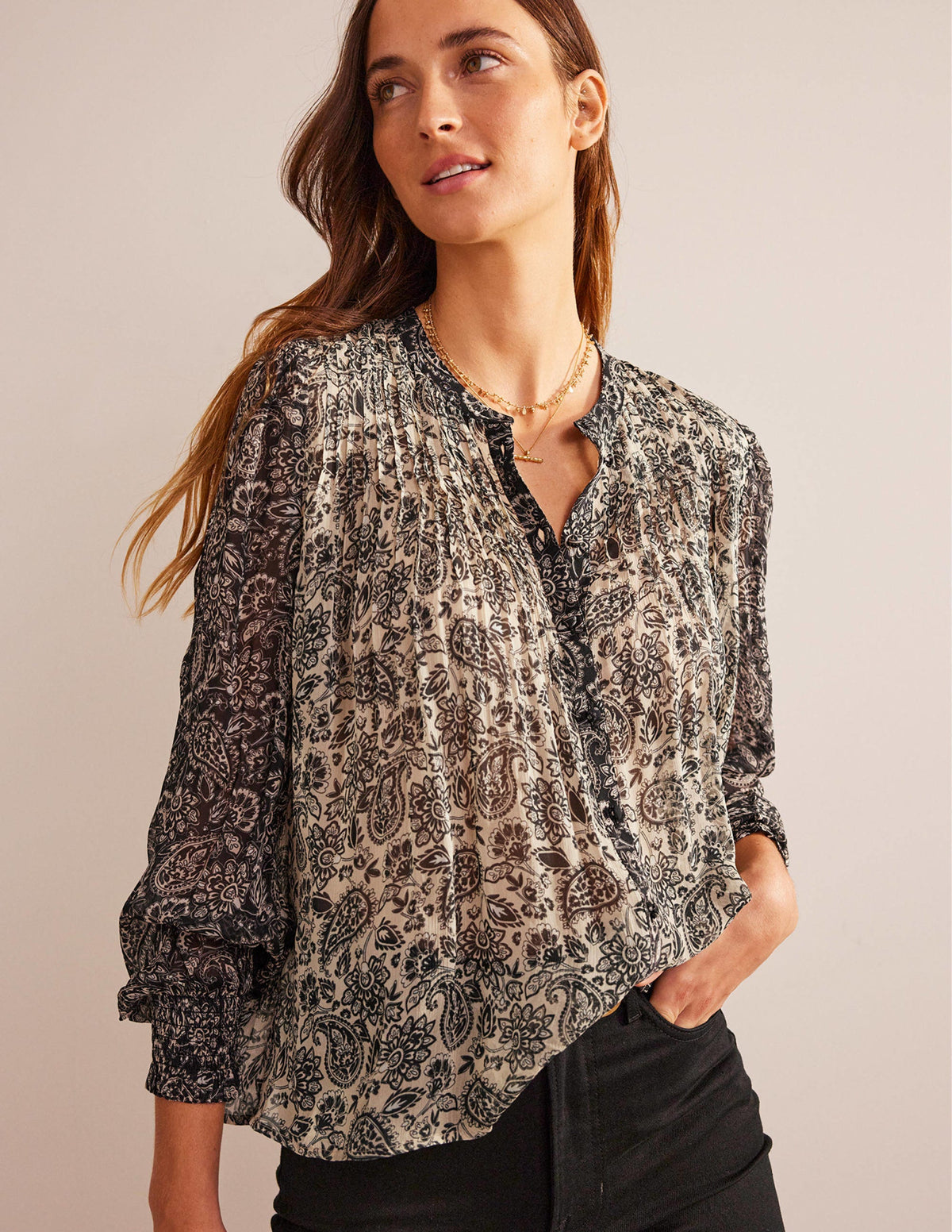 Isla Upcycling-Bluse mit Biesen-Schwarz, Paisley - Image 1
