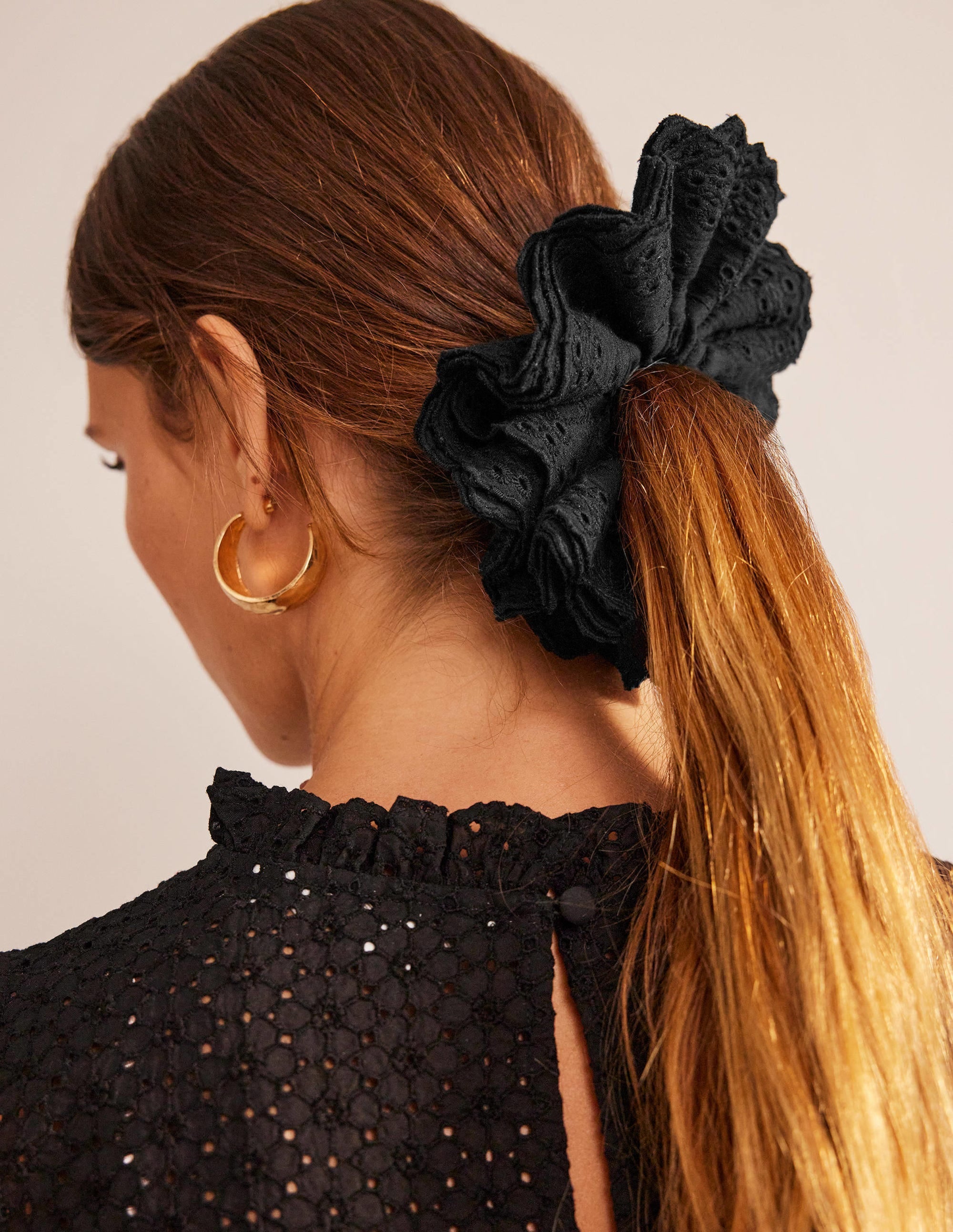 Scrunchie mit Lochstickerei-Schwarz - Image 1