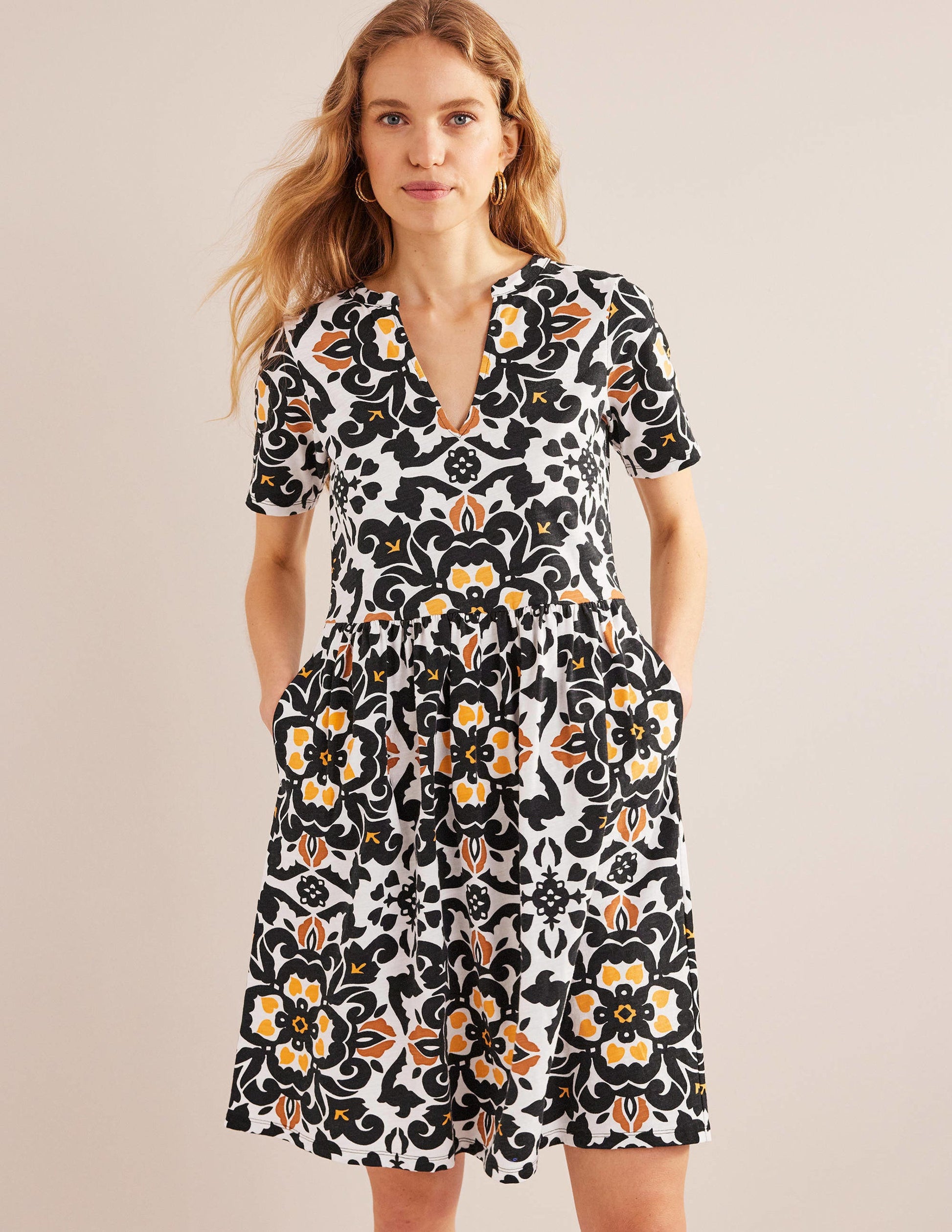 Einfaches Jerseykleid mit gekerbtem Ausschnitt-Schwarz, Üppige Blumen-4