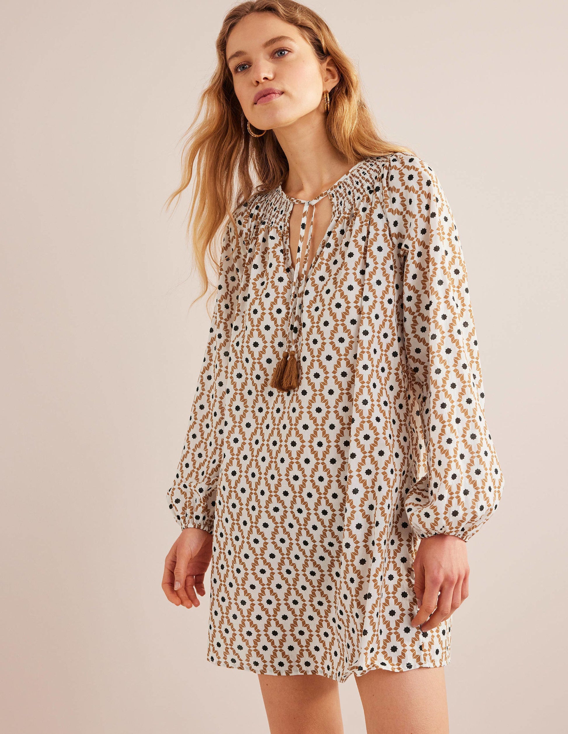 Strand-Kaftan mit Smok-Ausschnitt-Beige, Geometrisches Muster-1
