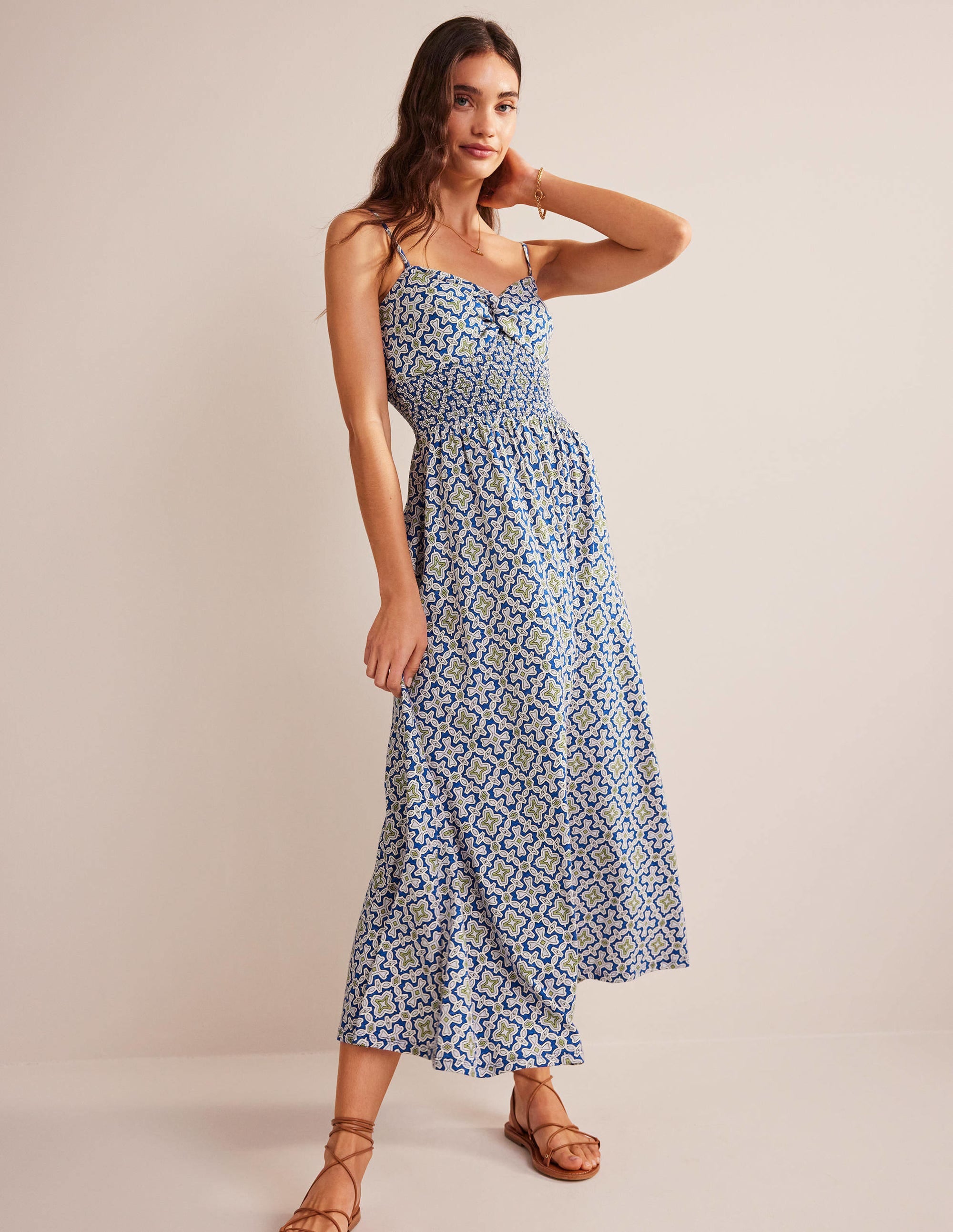 Robe midi torsadée sur le devant en jersey-Bleu héron, motif Flora Tile - Image 1