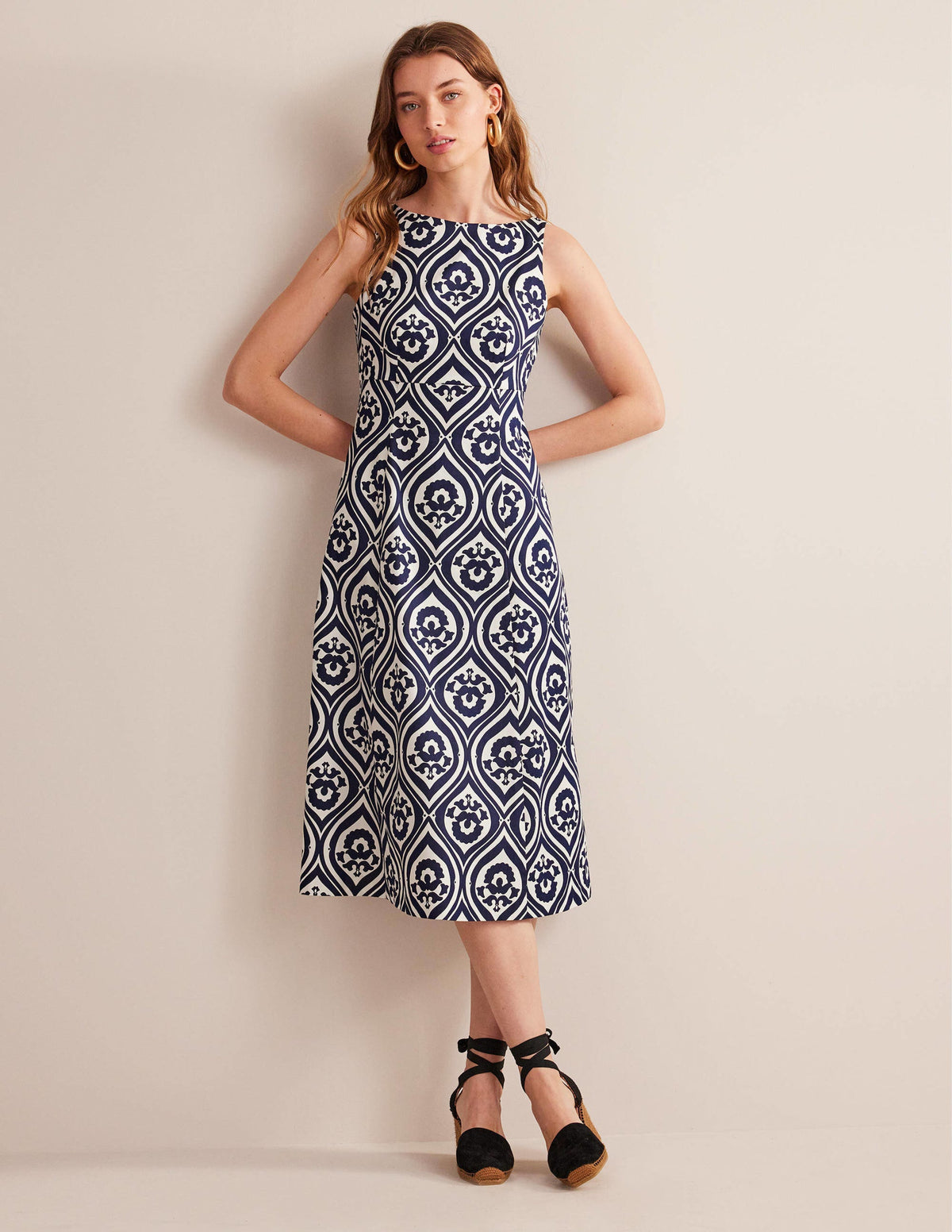 Midikleid mit U-Boot-Ausschnitt-Marineblau, Geometrisches Kaskadenmuster - Image 1