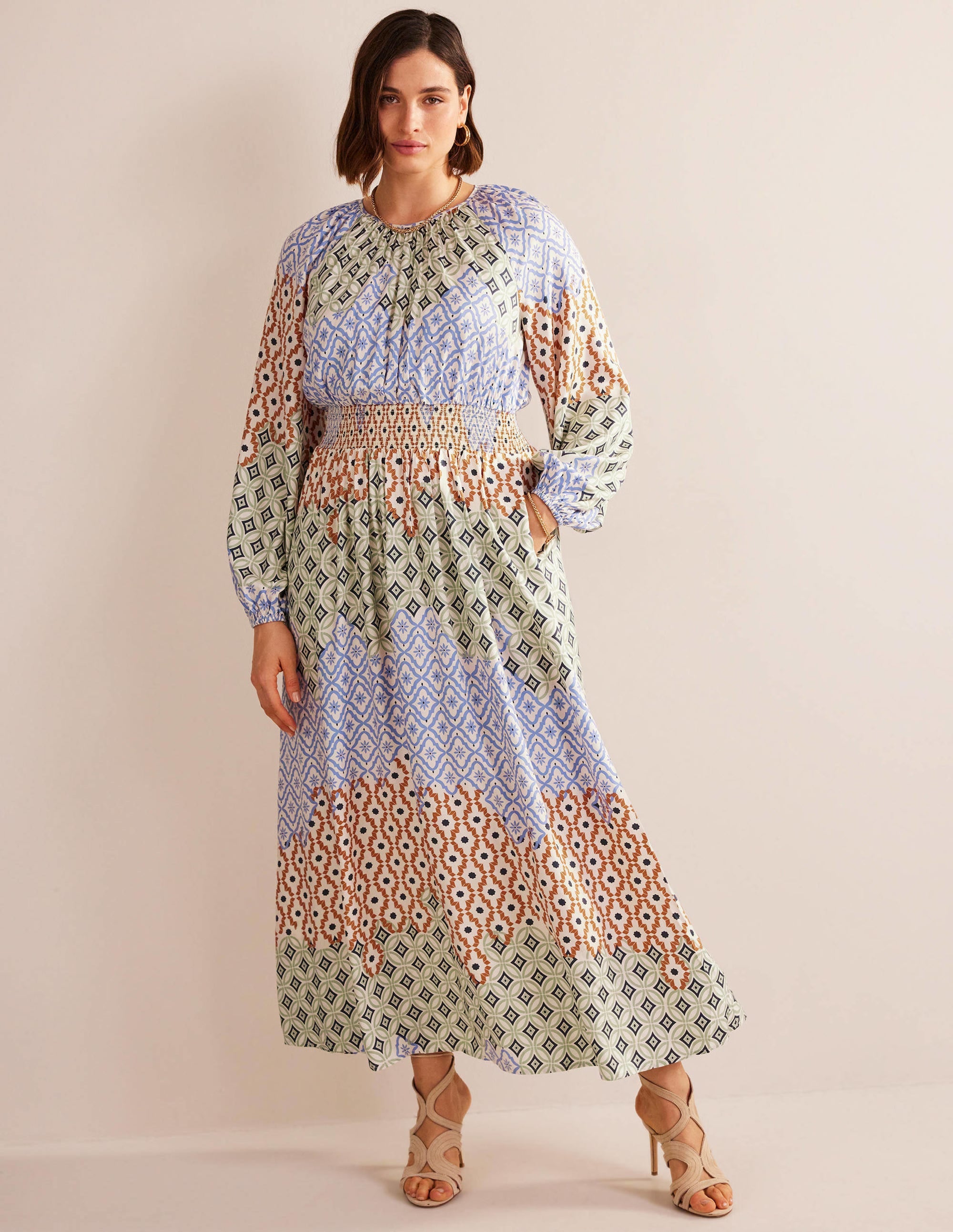 Raglan-Maxikleid mit gesmokter Taille-Bunt, Geometrisches Muster - Image 5
