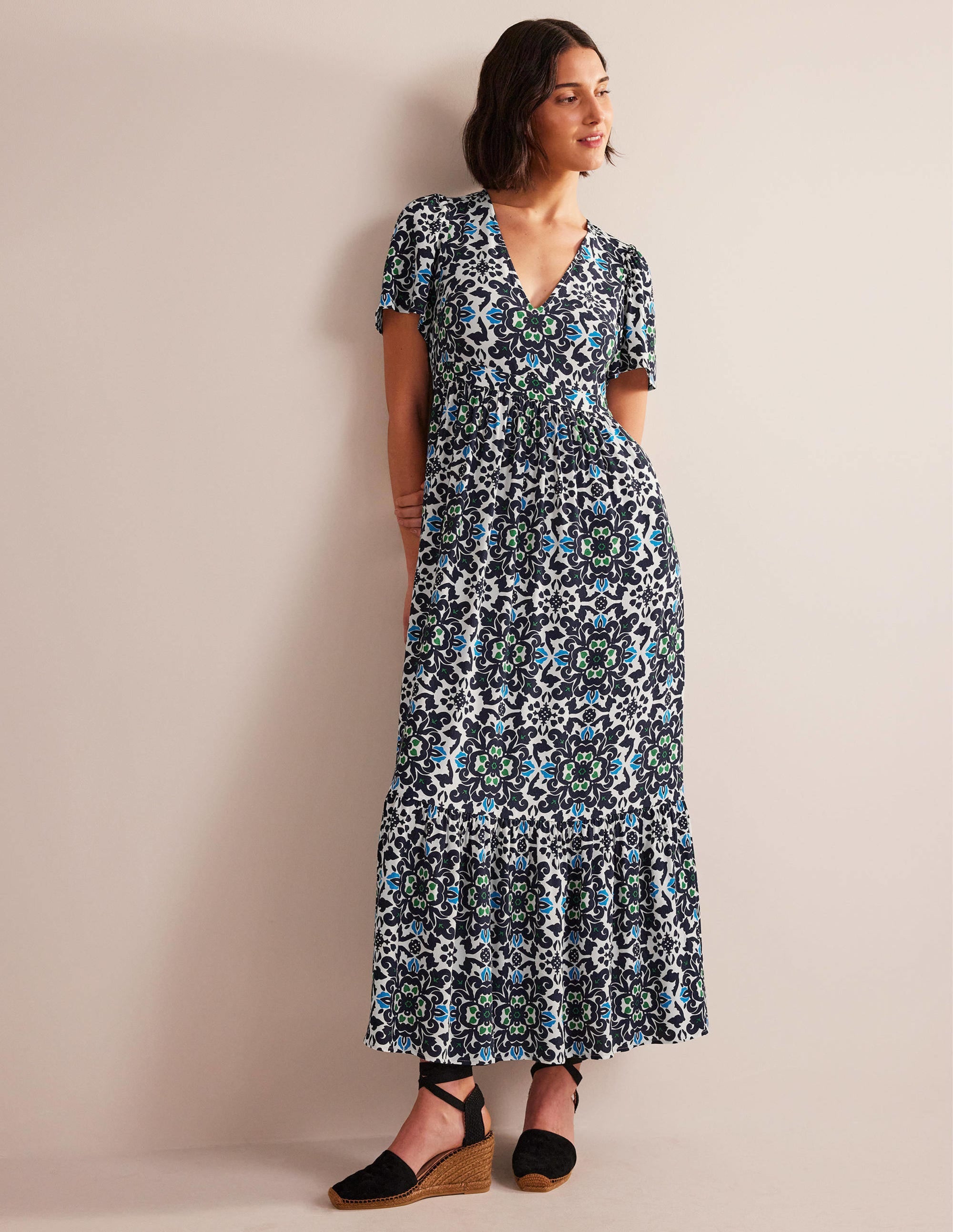 Gestuftes Maxikleid mit V-Ausschnitt-Marineblau, Üppige Blumen - Image 1