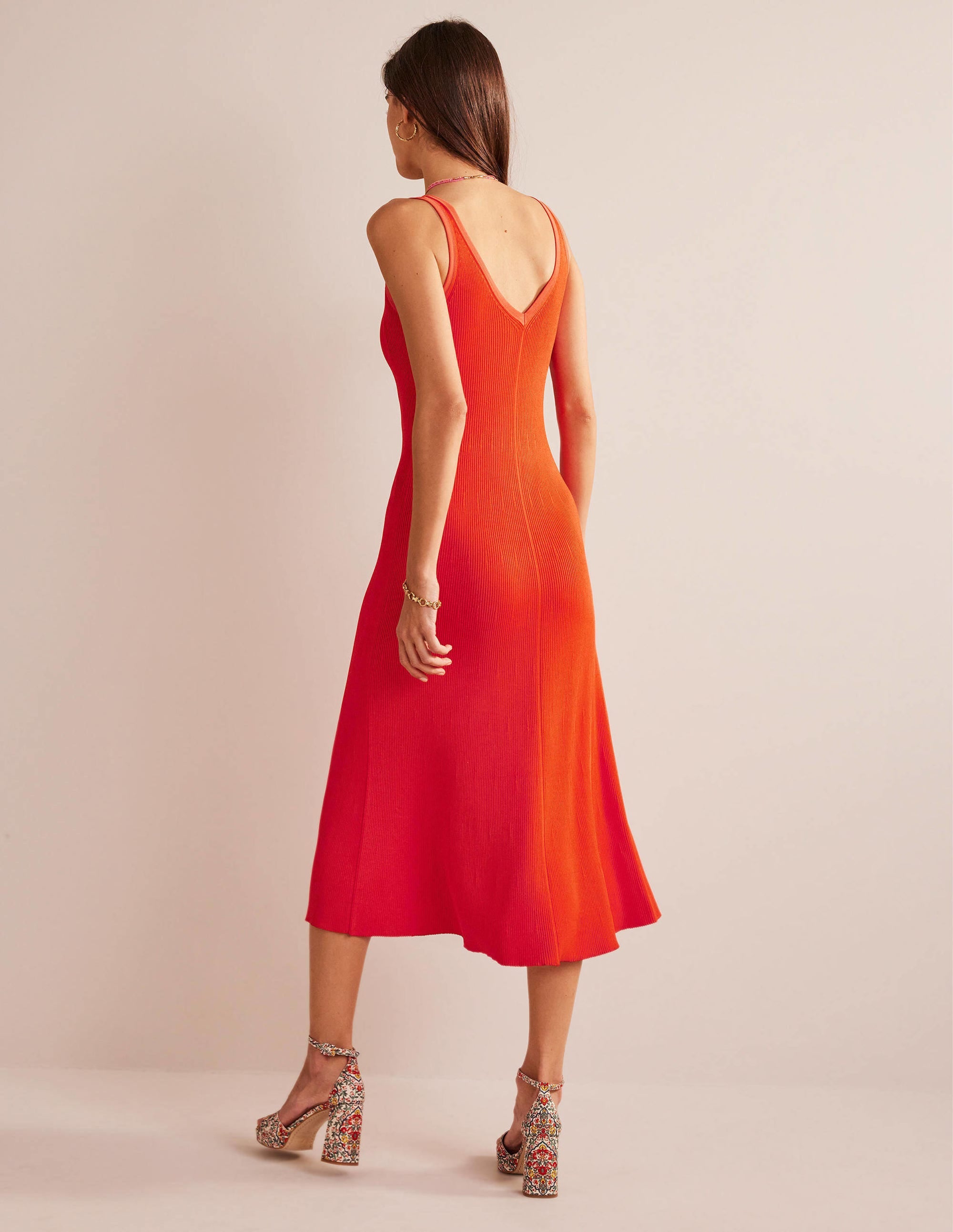 Gestricktes Maxikleid mit V-Ausschnitt-Blutorange - Image 3