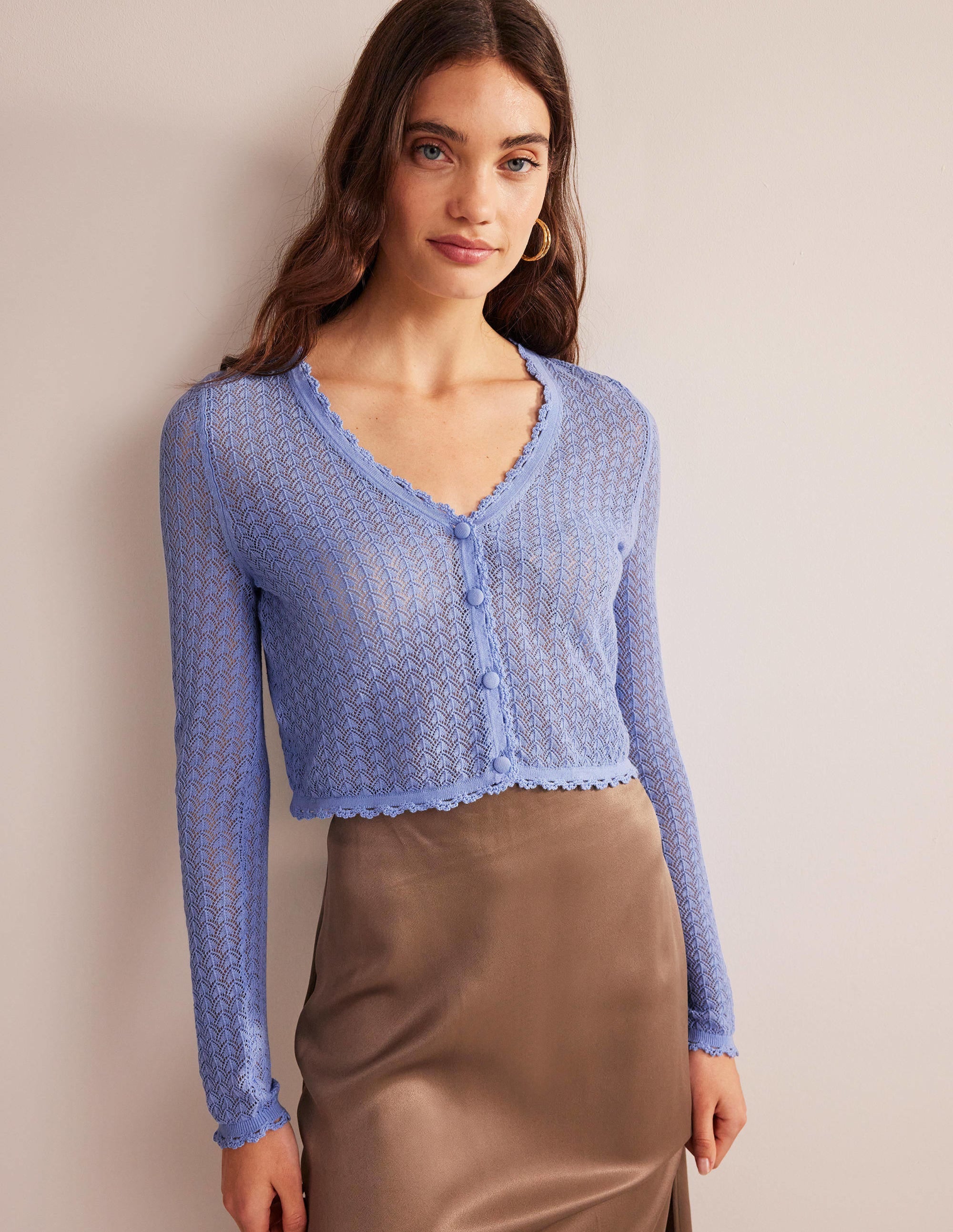 Kurzer Pointelle-Cardigan mit Goldgarn-Blassblau - Image 1