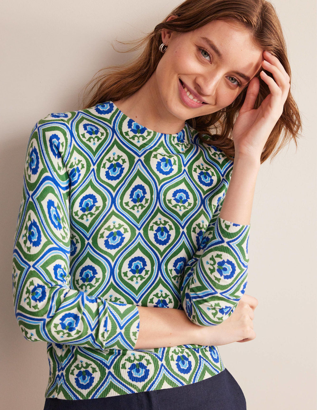 Gemusterter Pullover mit hohem Kragen-Sattes Grün, Geometrisches Kaskadenmuster - Image 1