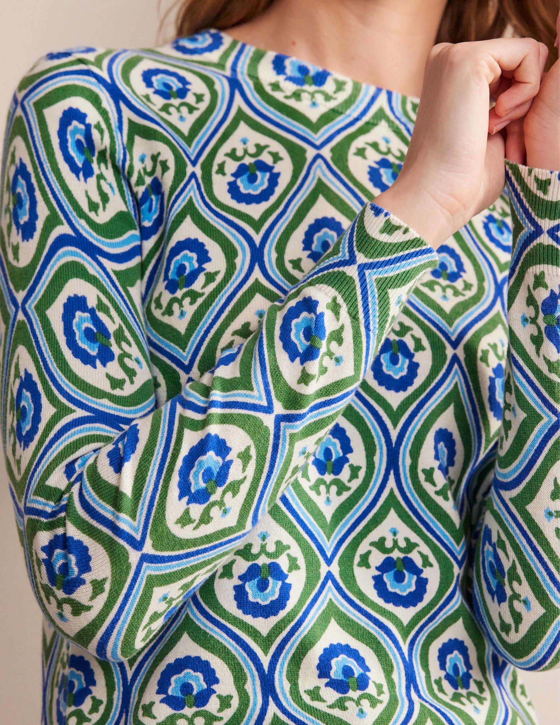Gemusterter Pullover mit hohem Kragen-Sattes Grün, Geometrisches Kaskadenmuster-2