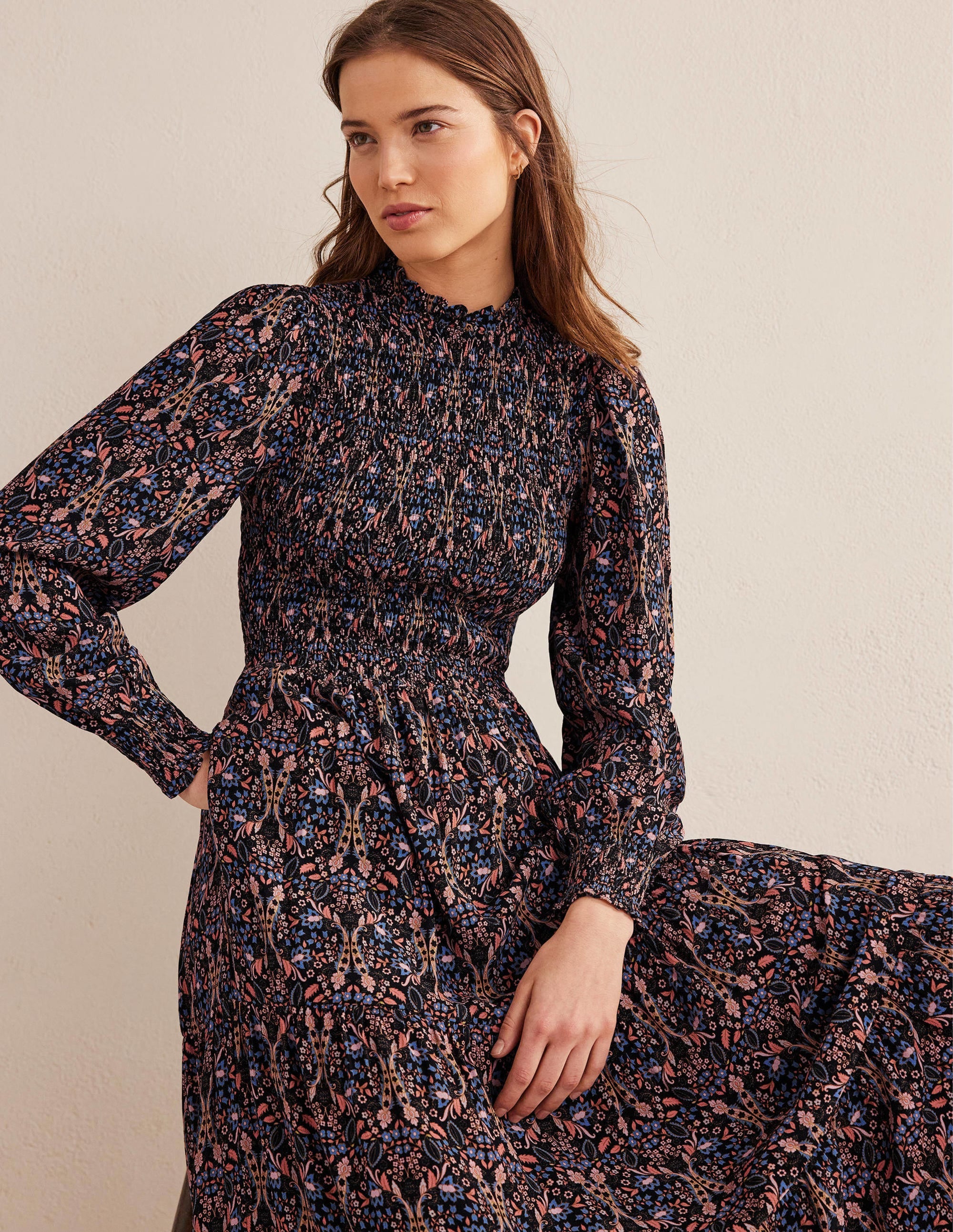 Gestuftes Midikleid mit Smokdetails-Schwarz, Exotische Blätter - Image 1