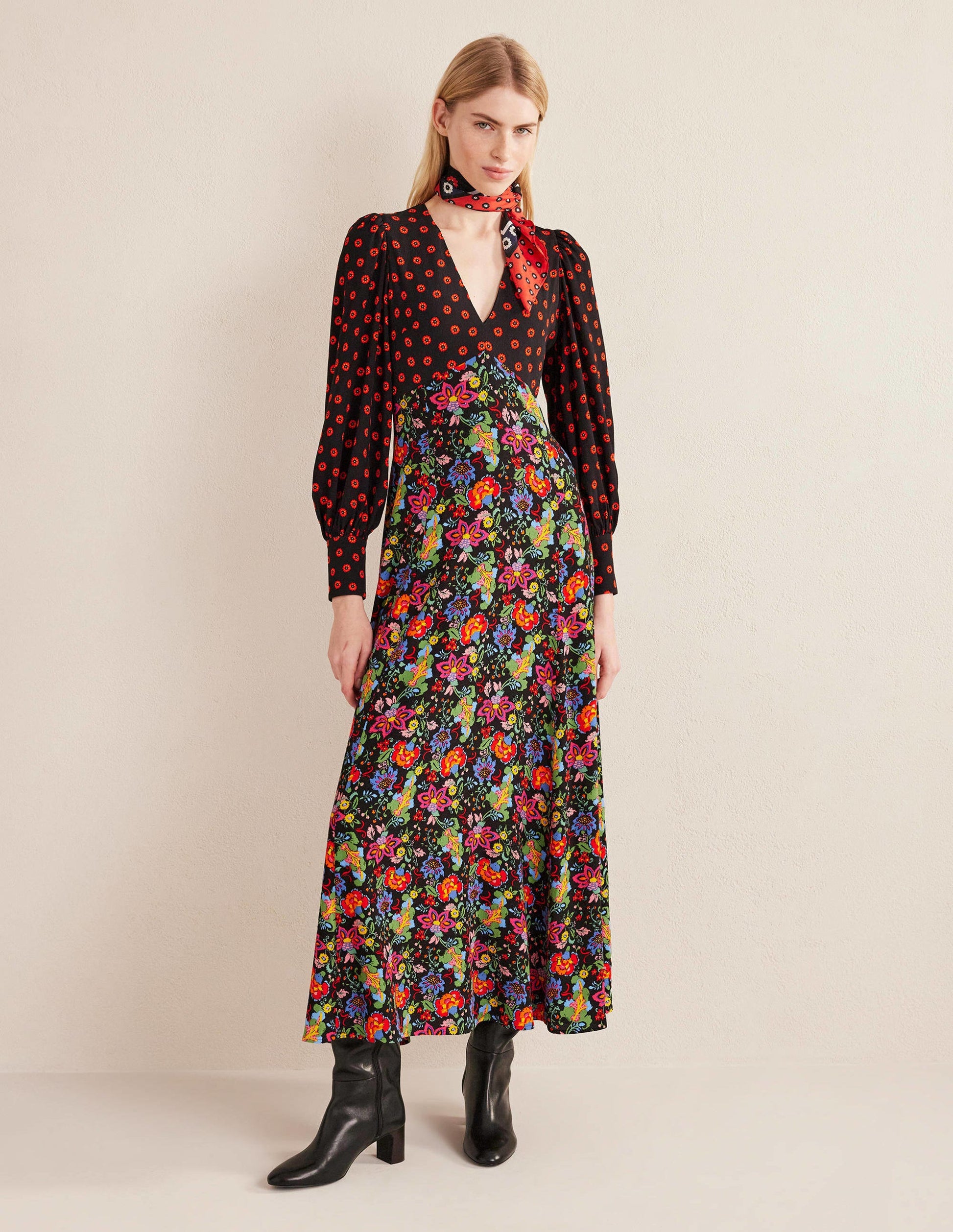 Maxikleid in Empire-Form mit V-Ausschnitt-Schwarz, Nelkengarten-1