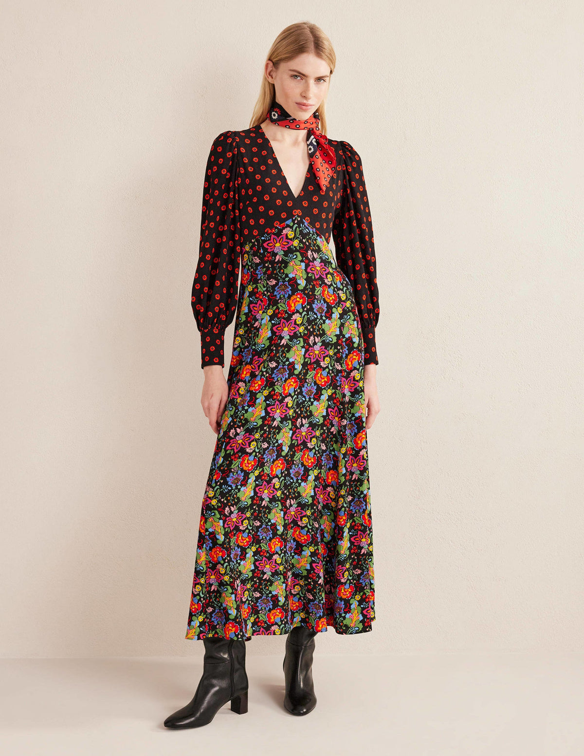 Maxikleid in Empire-Form mit V-Ausschnitt-Schwarz, Nelkengarten - Image 1