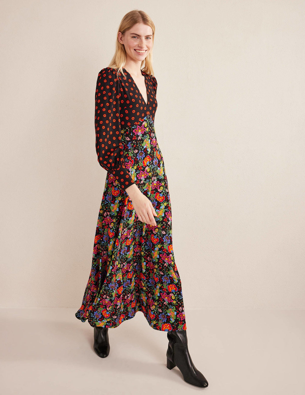 Maxikleid in Empire-Form mit V-Ausschnitt-Schwarz, Nelkengarten-4