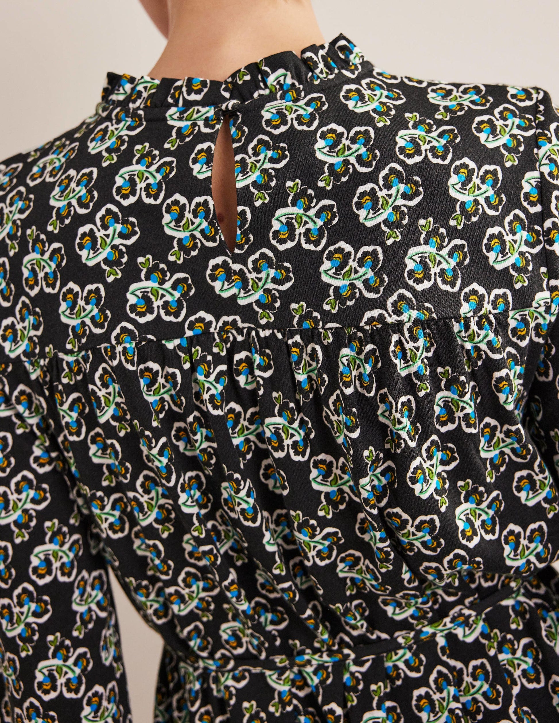 Lässiges Minikleid aus Jersey mit Passe-Schwarz, Blüten-2