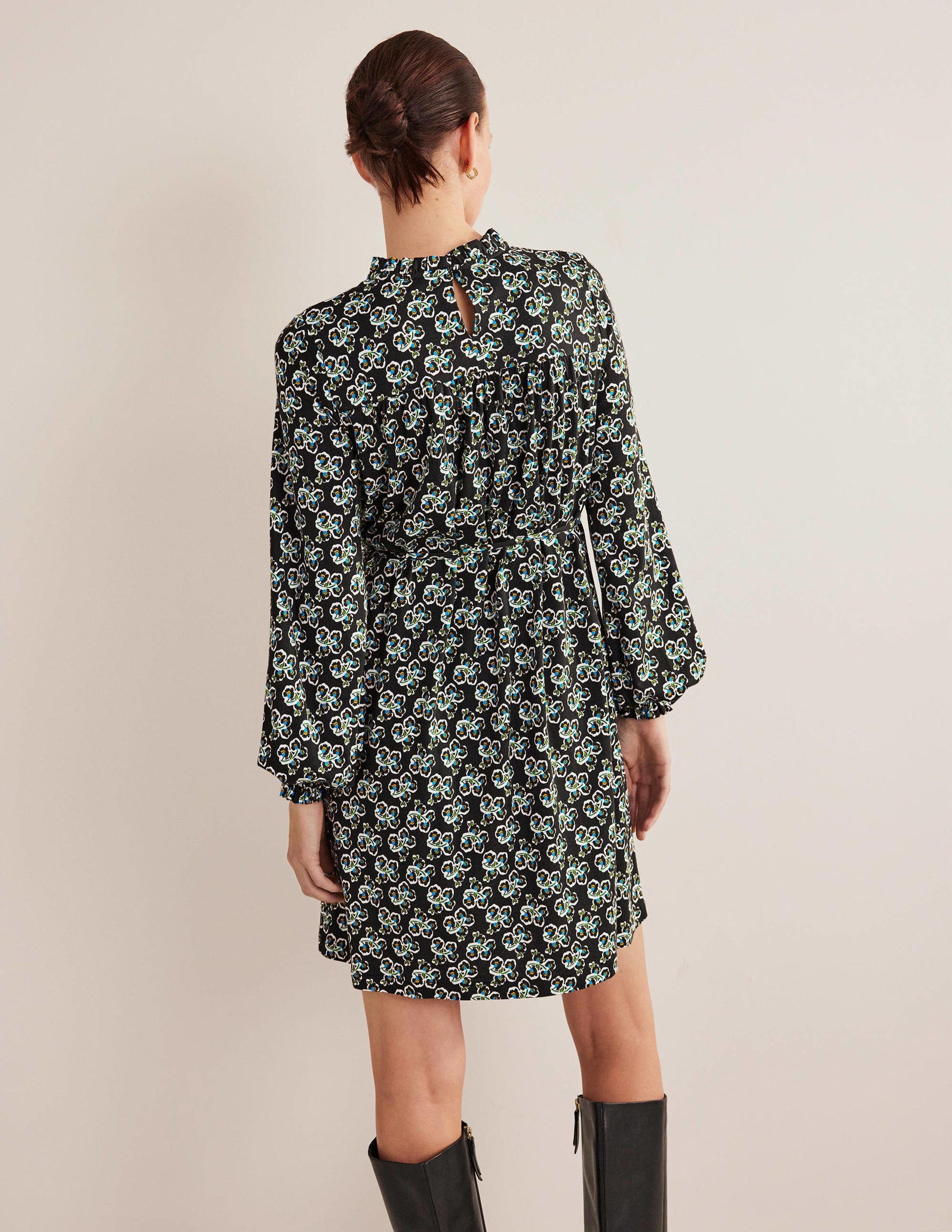 Lässiges Minikleid aus Jersey mit Passe-Schwarz, Blüten-3