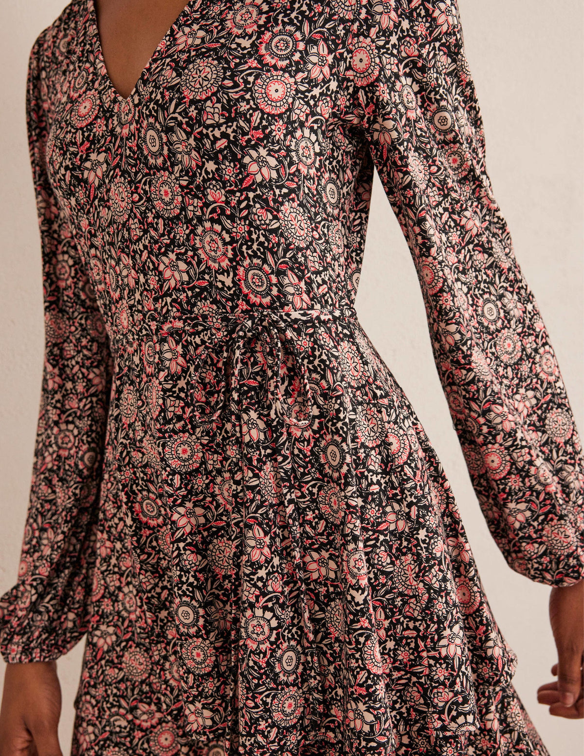 Gestuftes Jersey-Minikleid-Popcornbeige, Florales Gobelinmuster - Image 2