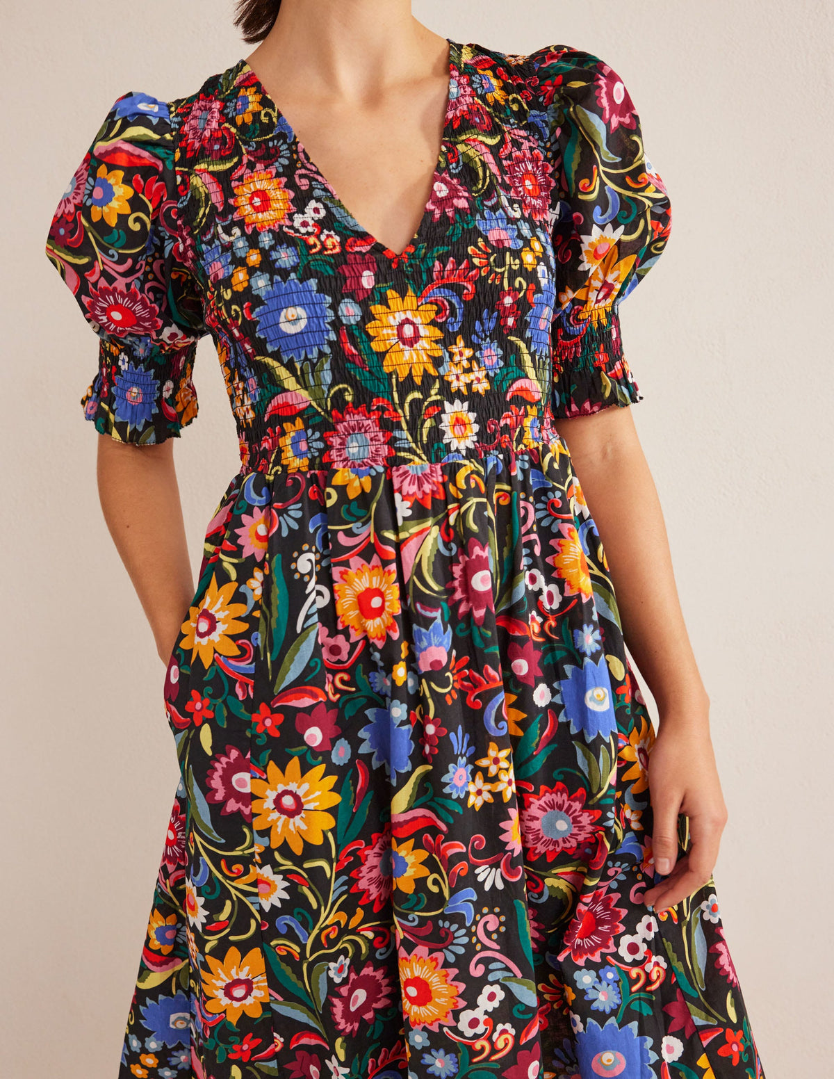 Gesmoktes Midikleid aus Leinen-Schwarz, Knallige Gardenie - Image 5