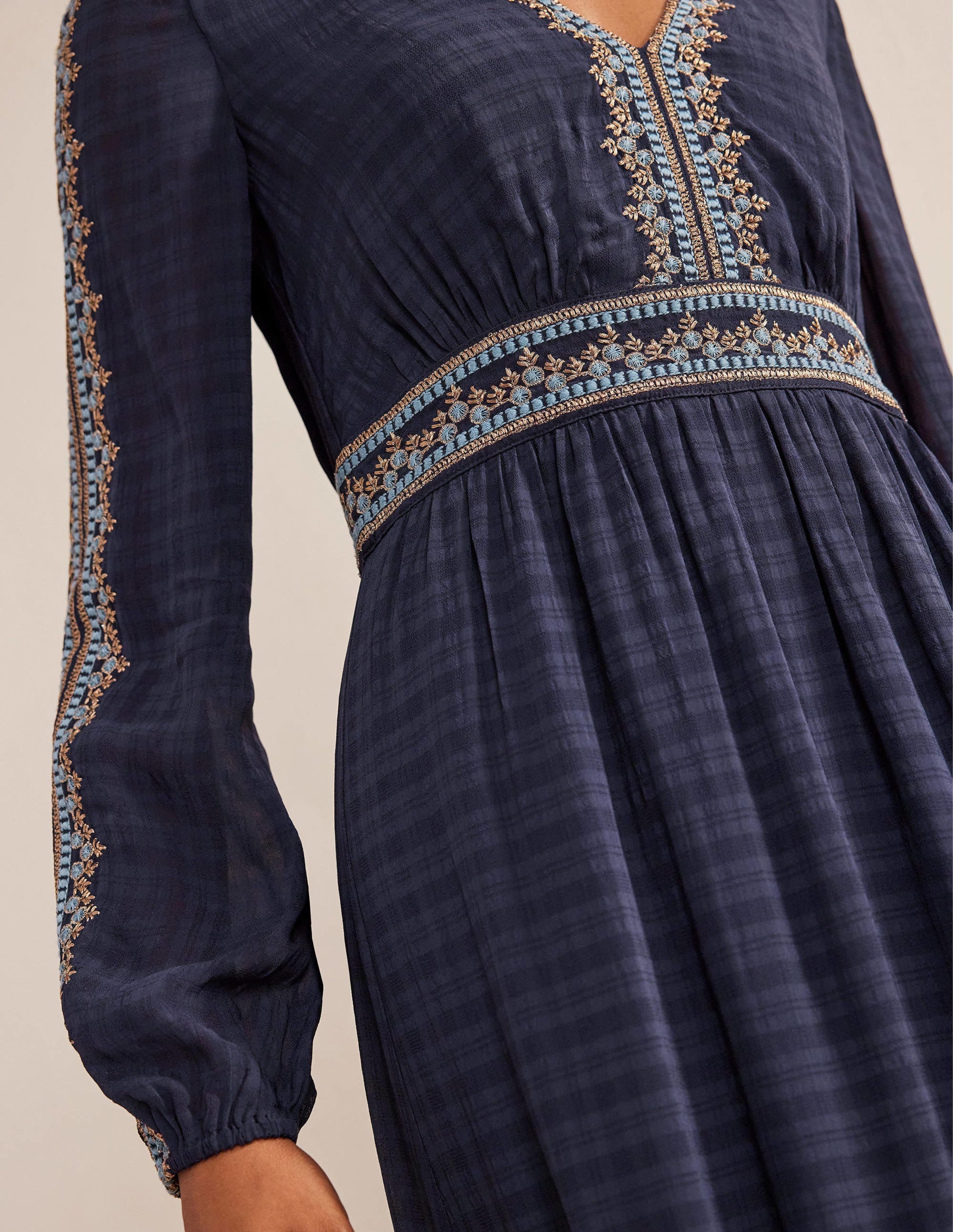 Besticktes Midikleid mit V-Ausschnitt-Marineblau - Image 2