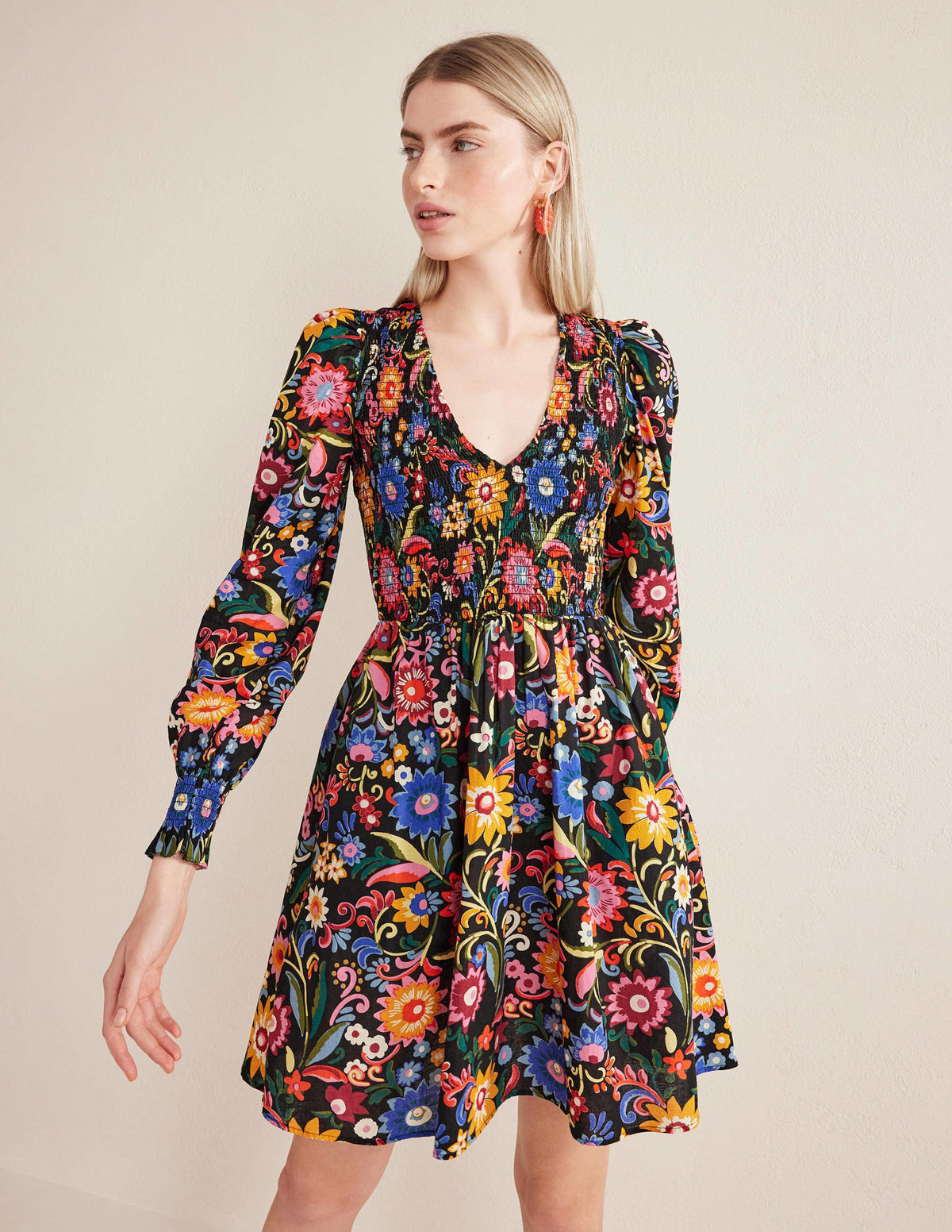 Minikleid mit gesmoktem Oberteil-Schwarz, Knallige Gardenie - Image 1