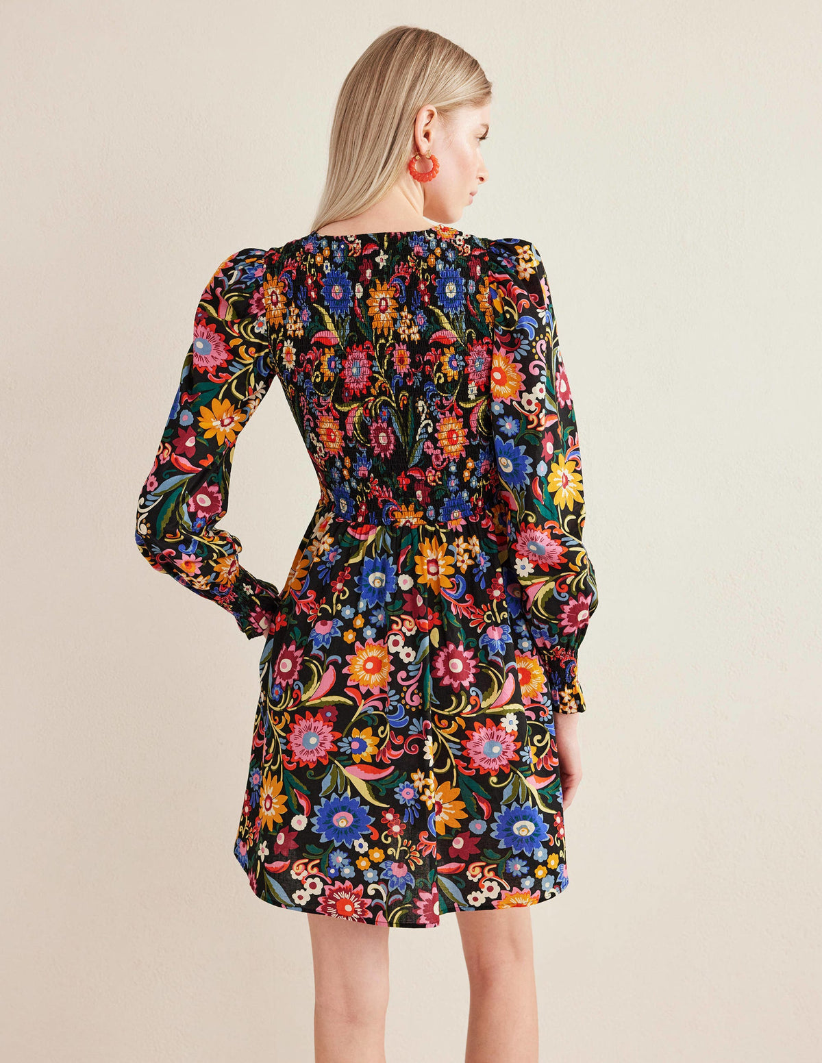 Minikleid mit gesmoktem Oberteil-Schwarz, Knallige Gardenie - Image 3