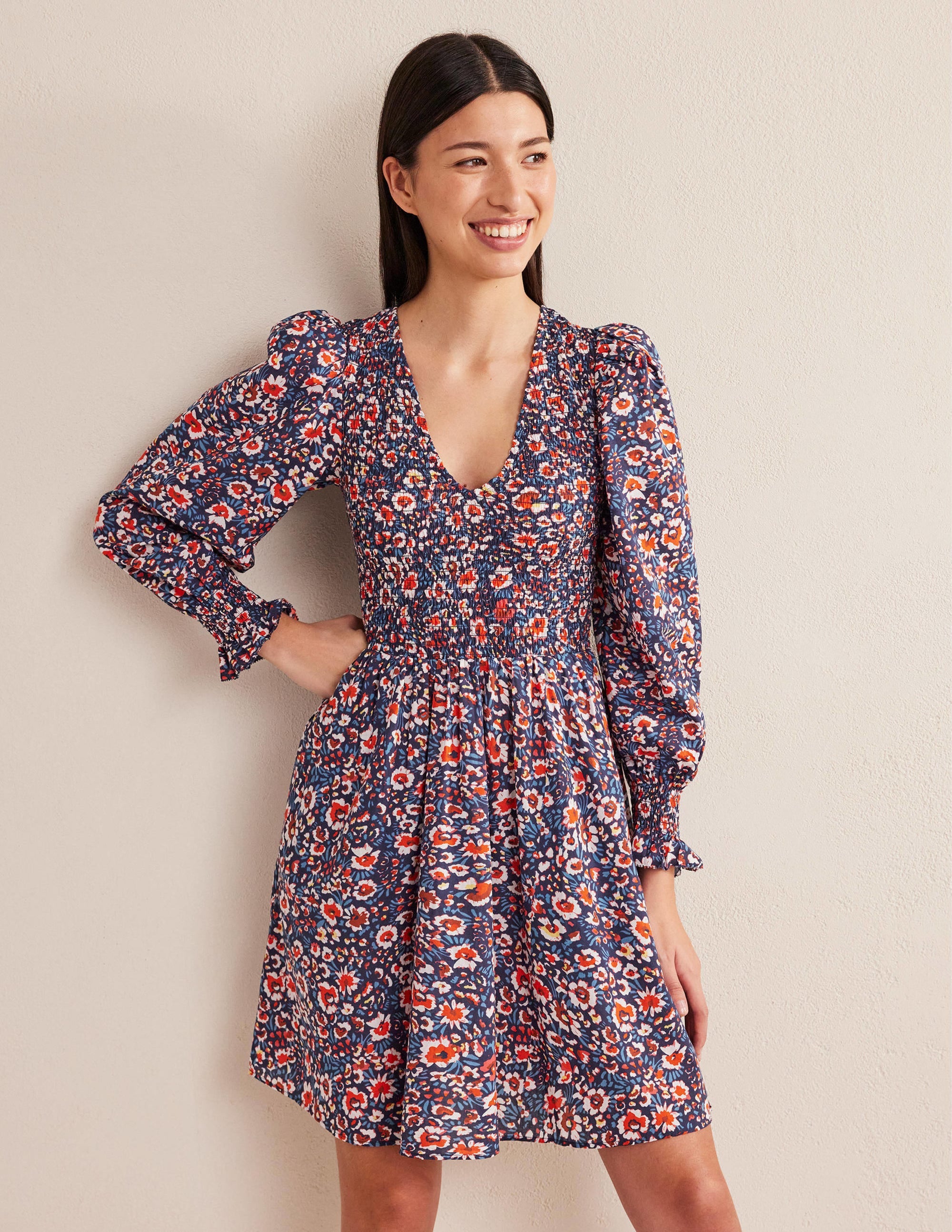 Minikleid mit gesmoktem Oberteil-Französisches Marineblau, Paradiesblüten - Image 1