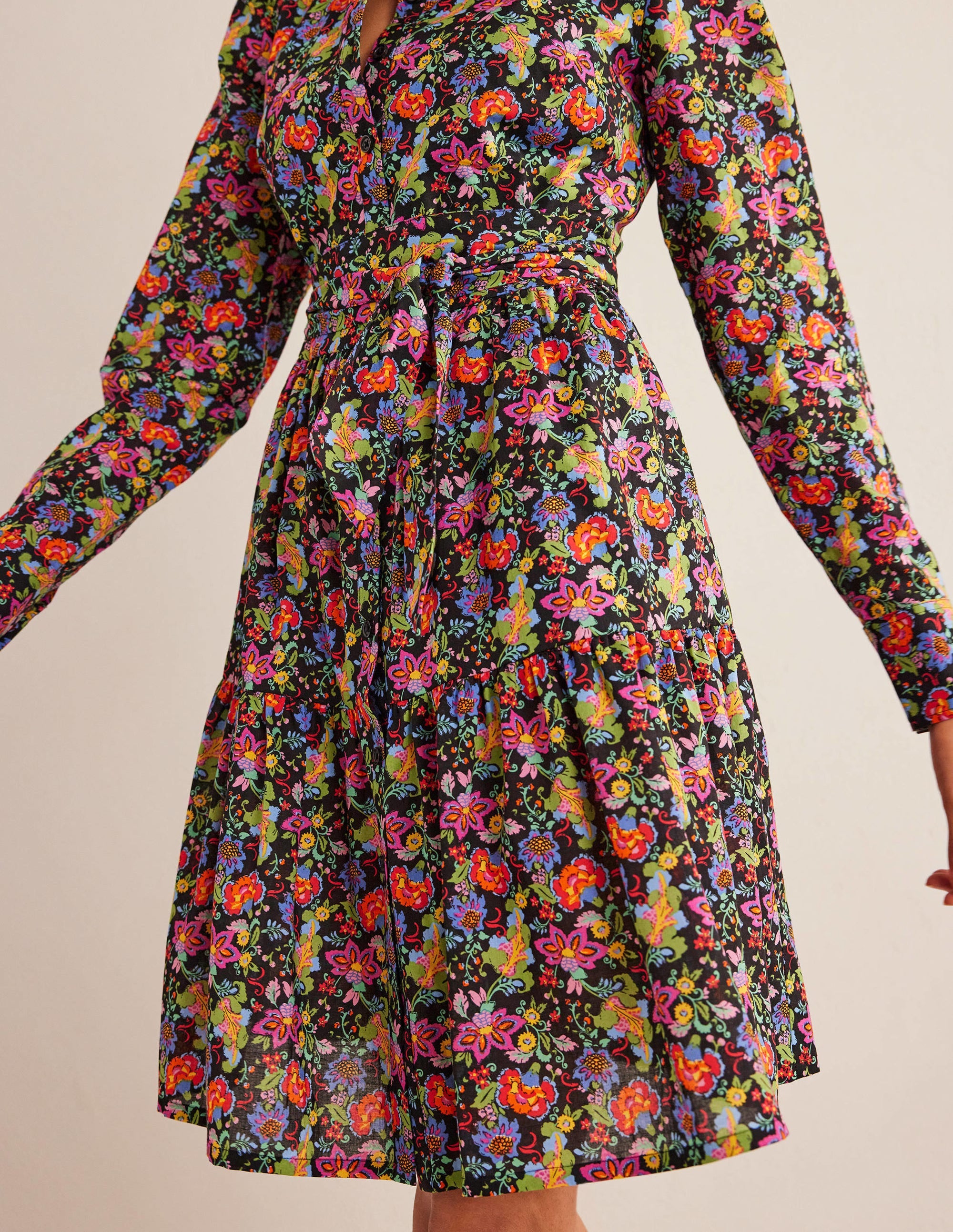 Mini-Hemdblusenkleid mit Stufen aus Baumwolle-Schwarz, Nelkengarten - Image 4