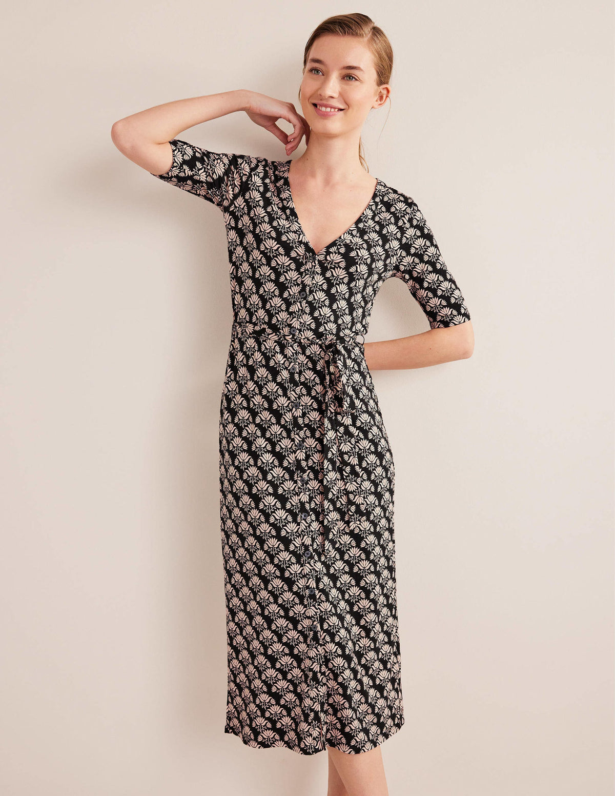 Midikleid aus Jersey mit Knopfleiste-Schwarz, Blumenstempel - Image 1