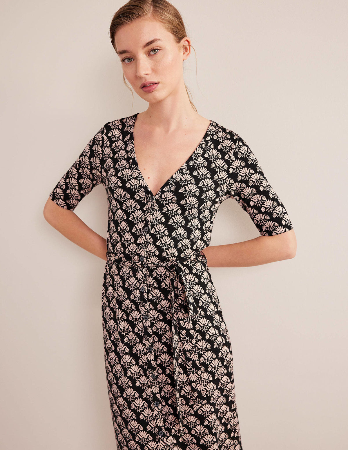 Midikleid aus Jersey mit Knopfleiste-Schwarz, Blumenstempel - Image 4