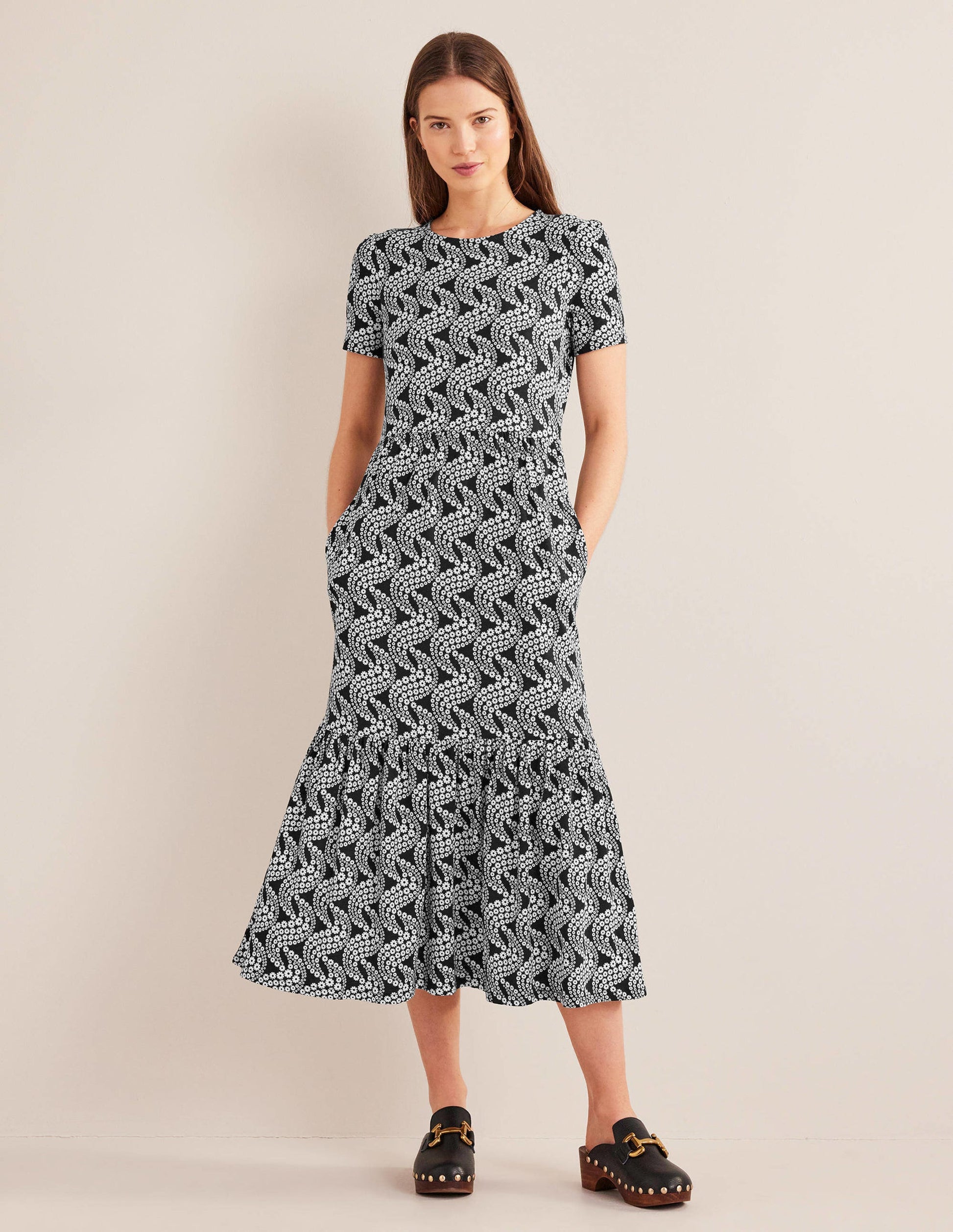 Emma Gestuftes Jersey-Midikleid-Schwarz, Blumen-Wirbelmuster-1