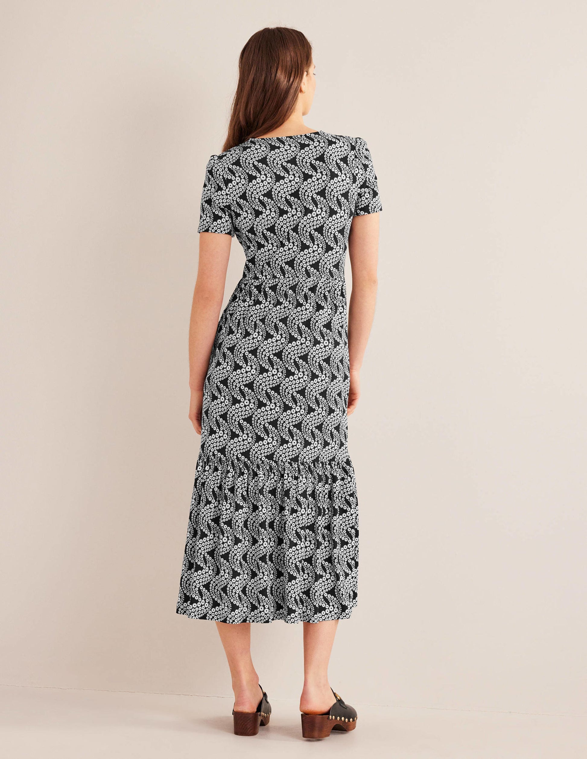 Emma Gestuftes Jersey-Midikleid-Schwarz, Blumen-Wirbelmuster-3