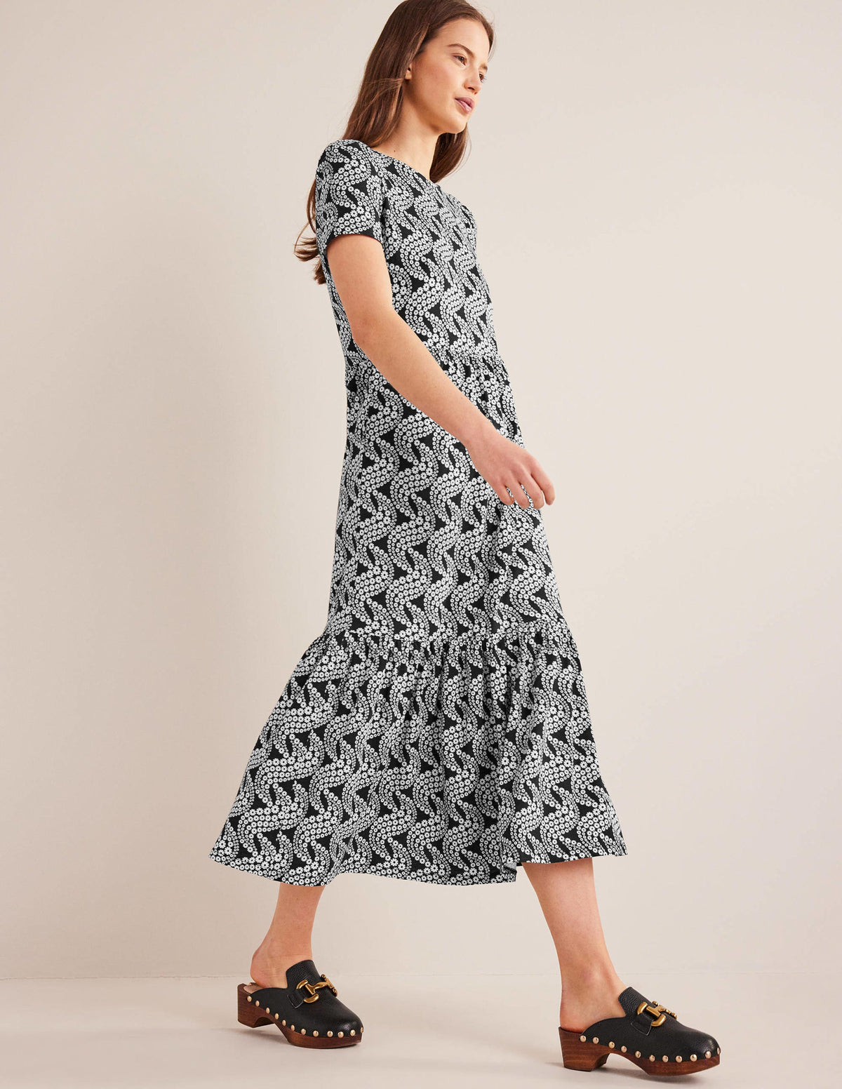 Emma Gestuftes Jersey-Midikleid-Schwarz, Blumen-Wirbelmuster - Image 4
