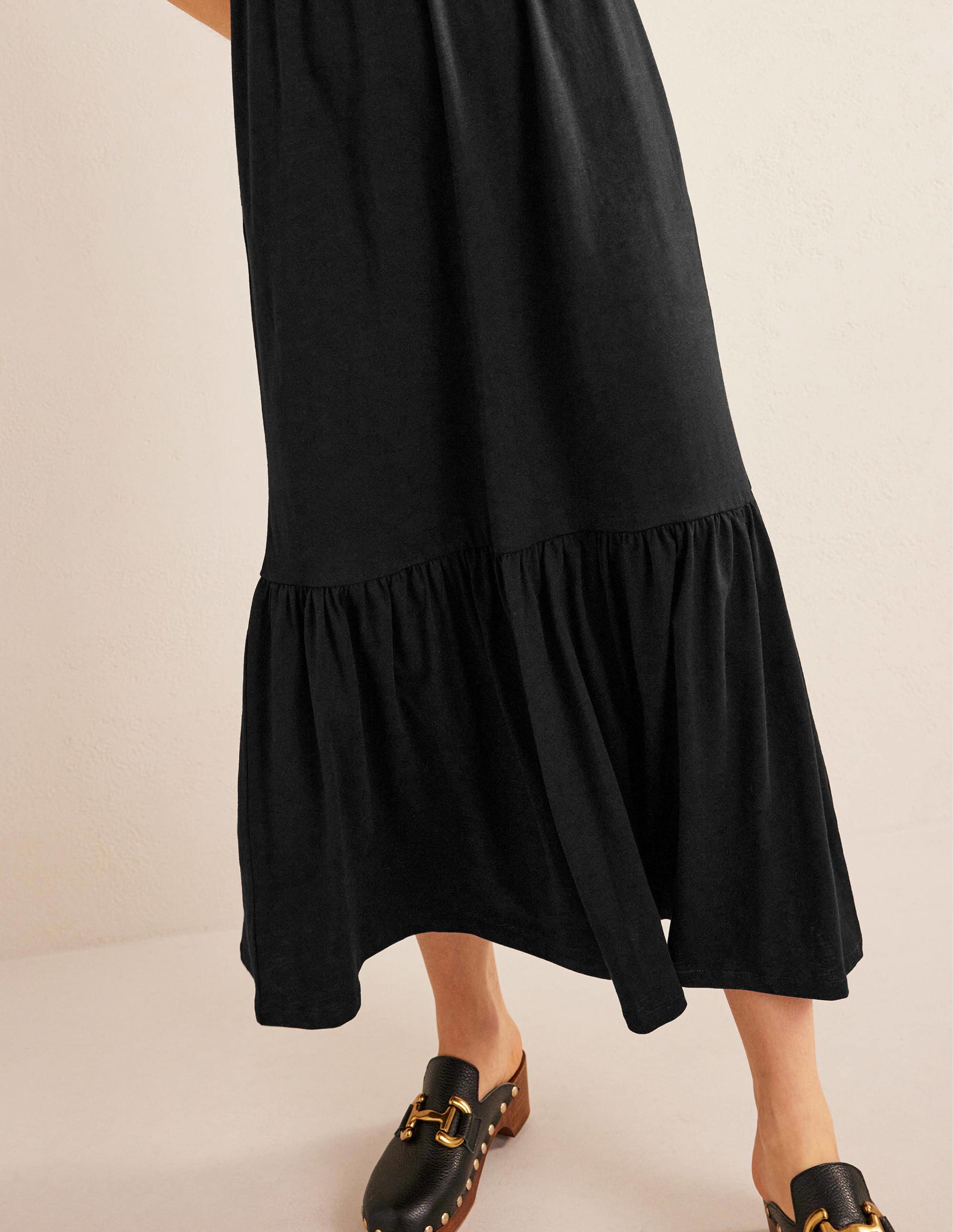 Emma Gestuftes Jersey-Midikleid-Schwarz - Image 2