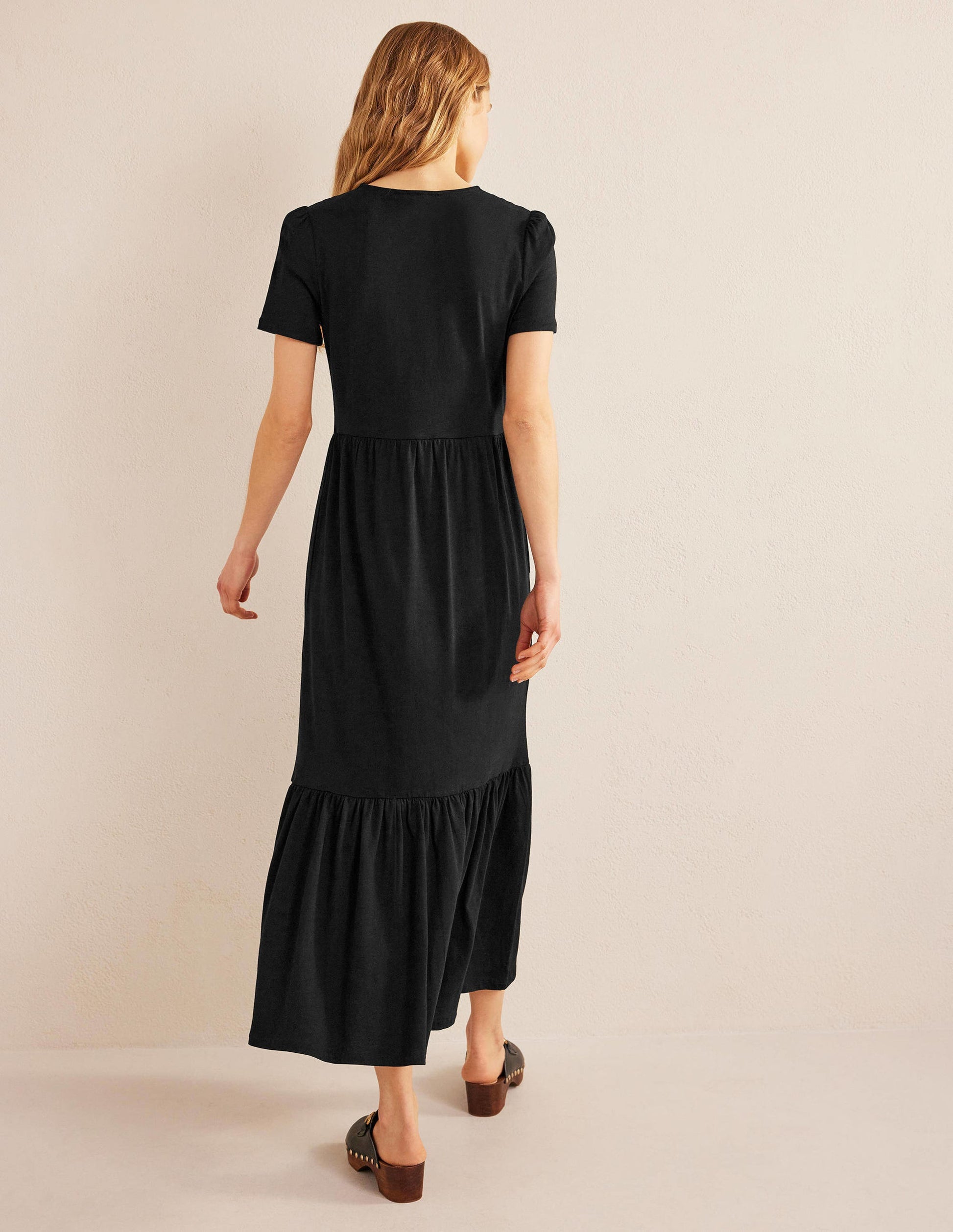 Emma Gestuftes Jersey-Midikleid-Schwarz-3