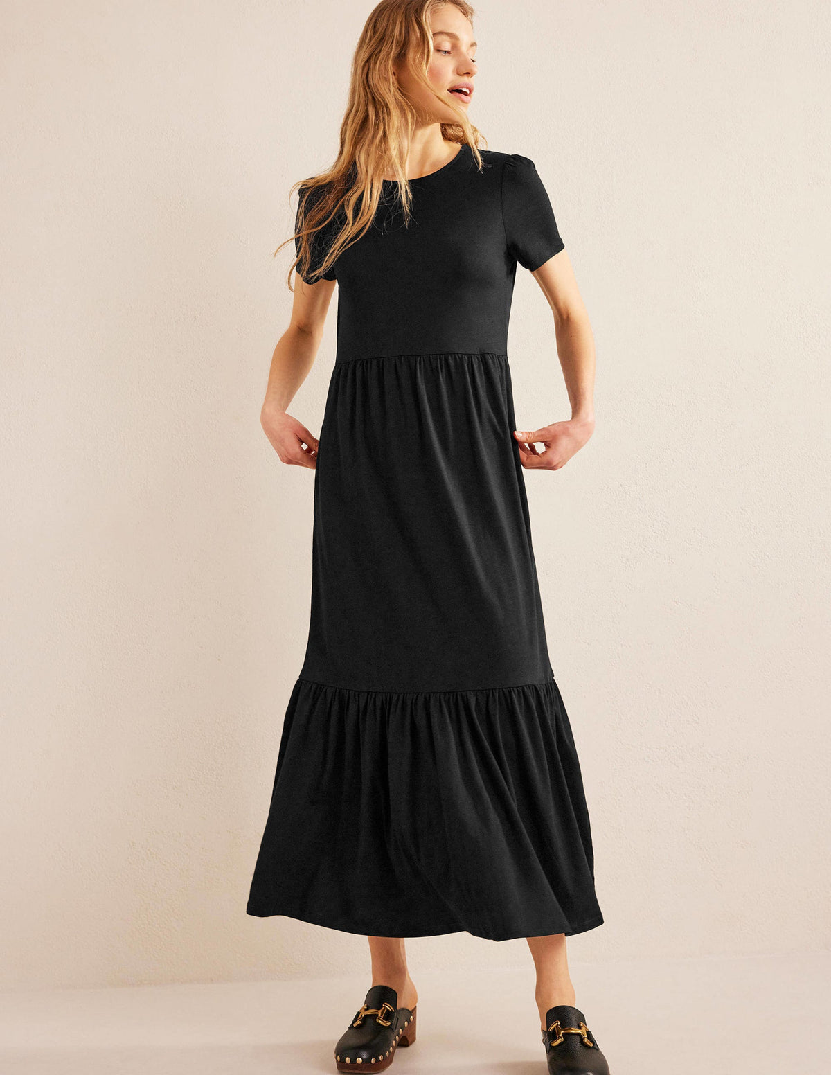 Emma Gestuftes Jersey-Midikleid-Schwarz-4
