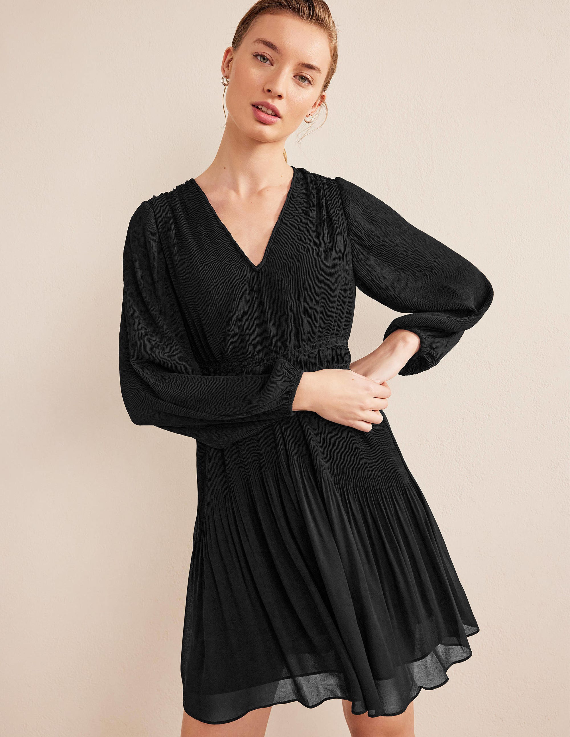 Plisseekleid mit V-Ausschnitt-Schwarz - Image 1