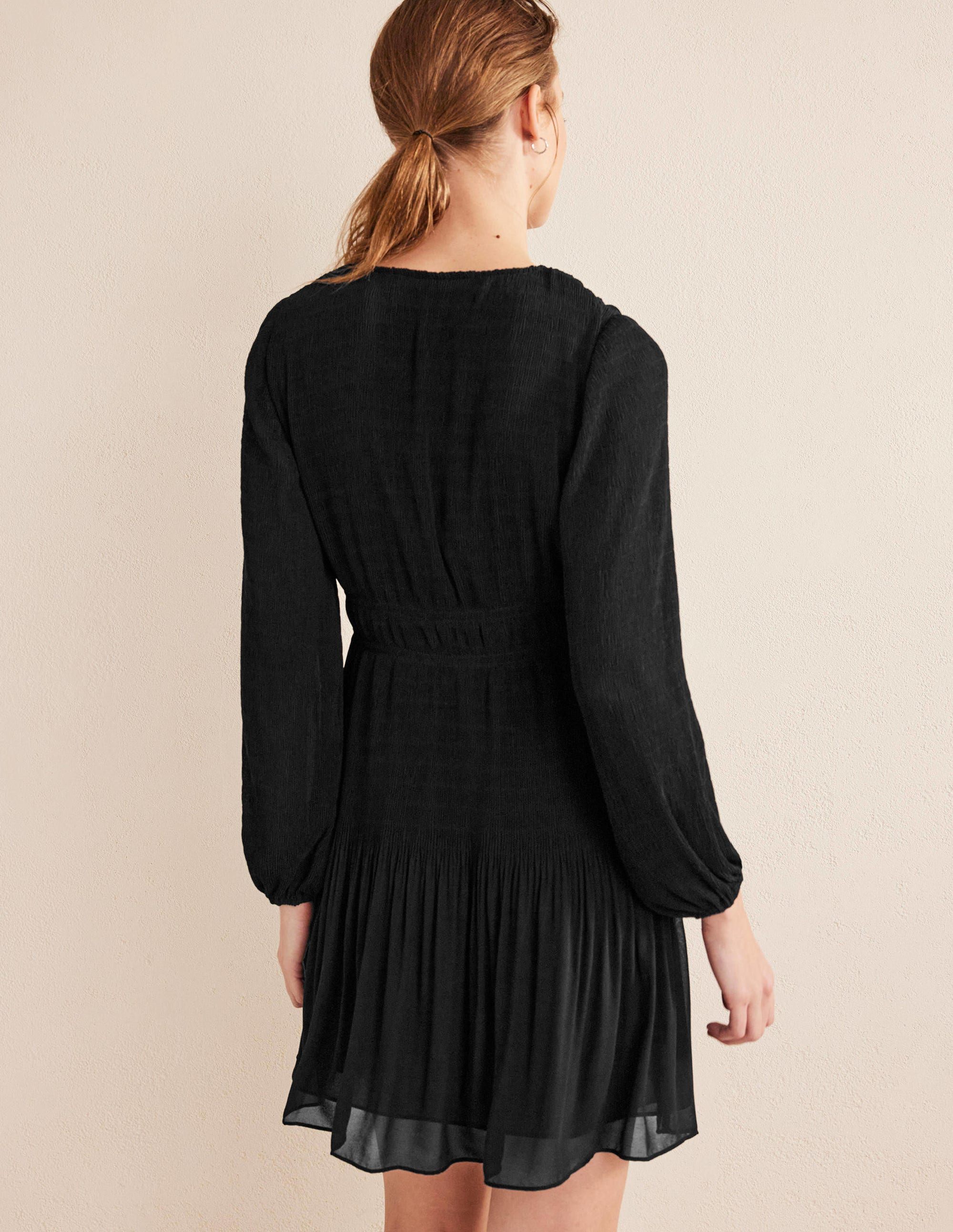 Plisseekleid mit V-Ausschnitt-Schwarz - Image 3