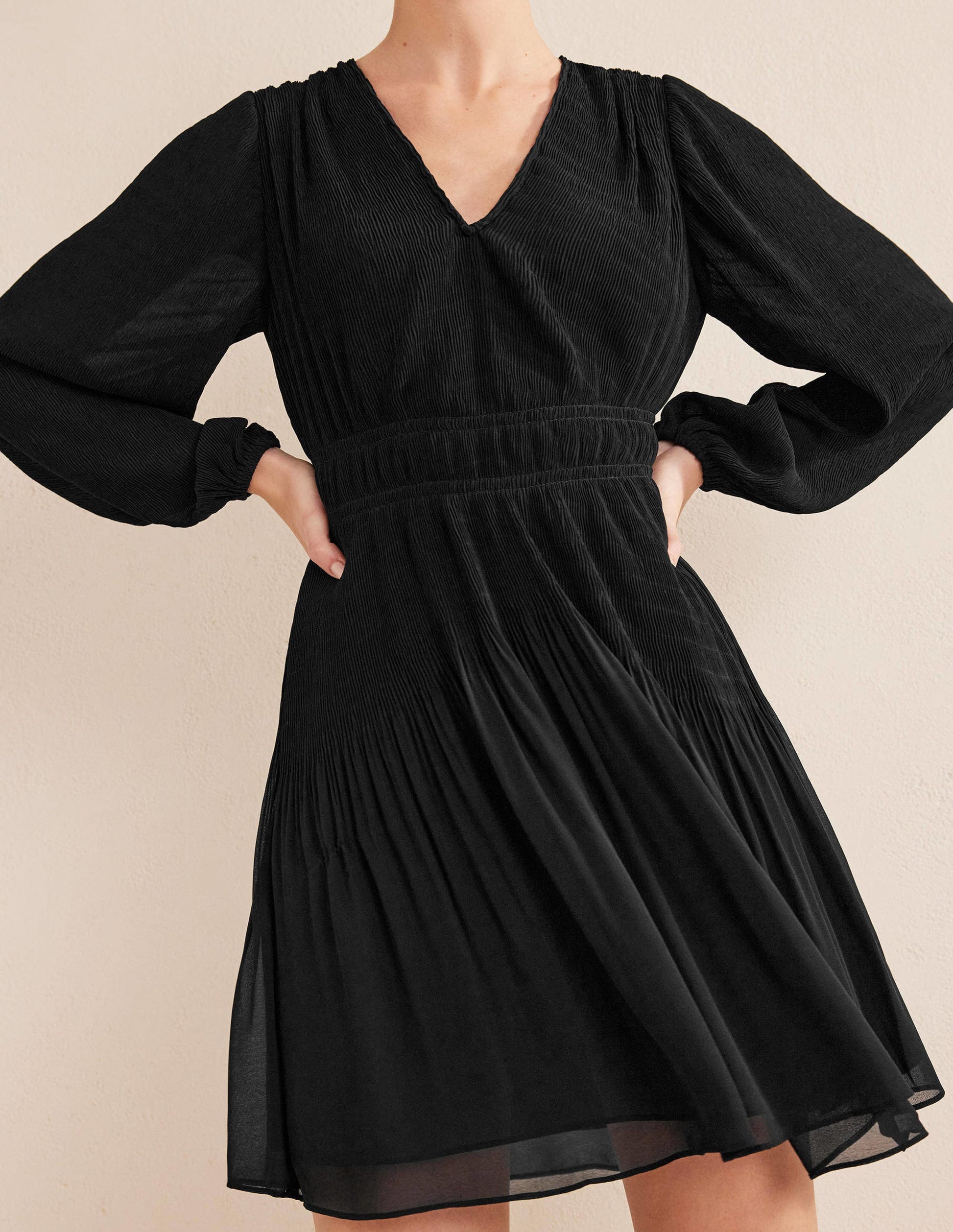 Plisseekleid mit V-Ausschnitt-Schwarz-4