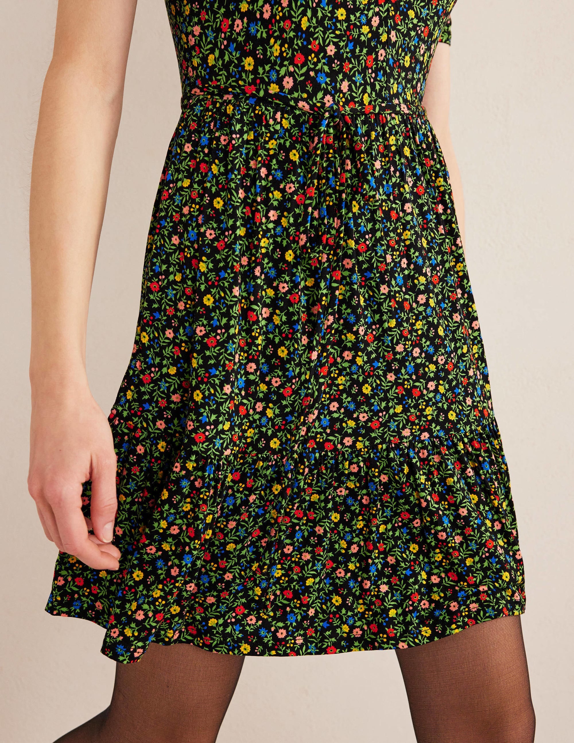 Jersey-Stufenkleid mit Rundhalsausschnitt-Schwarz, Blütenblätter - Image 4