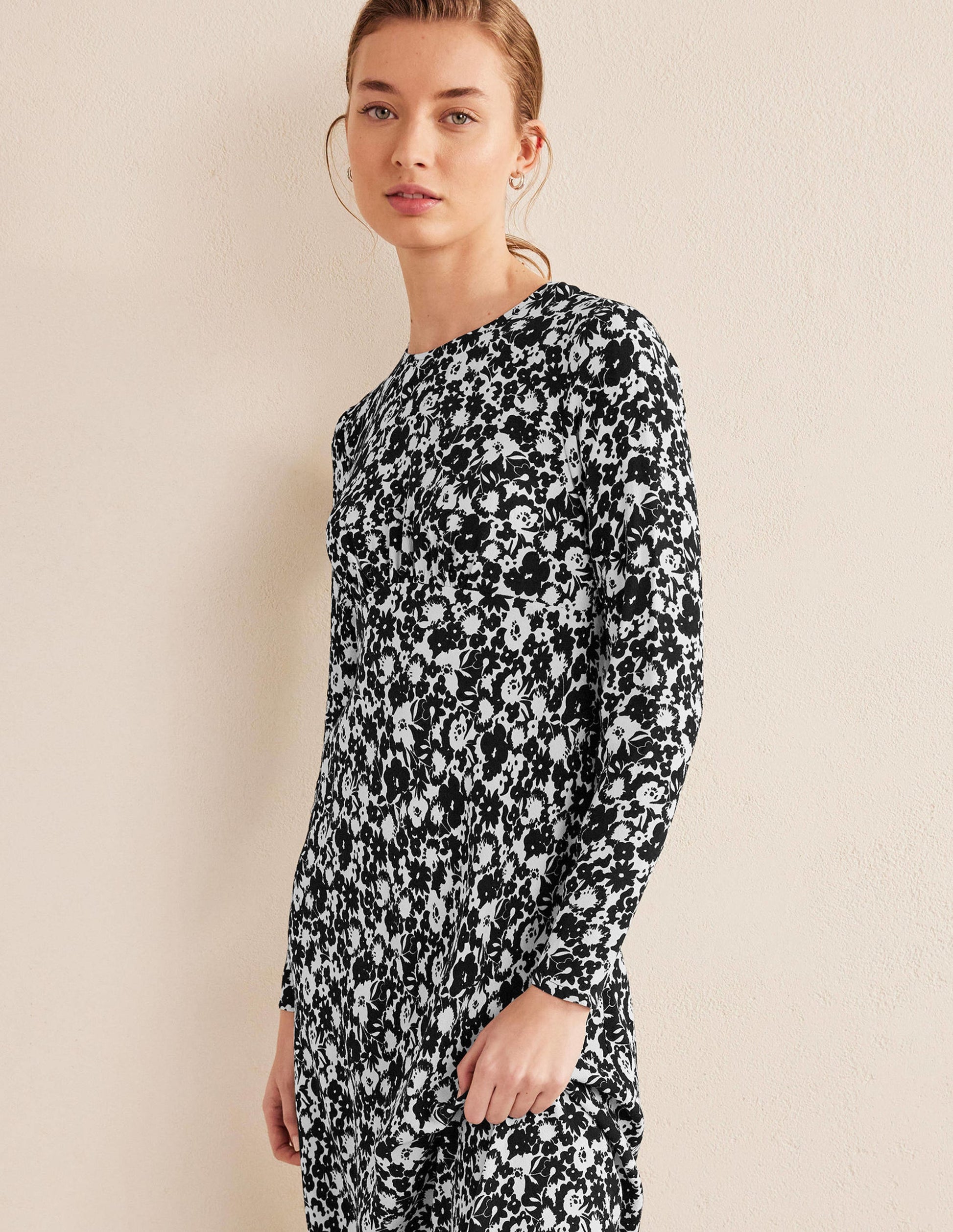 Midikleid mit Rundhalsausschnitt-Schwarz, Blüten-Silhouette-2