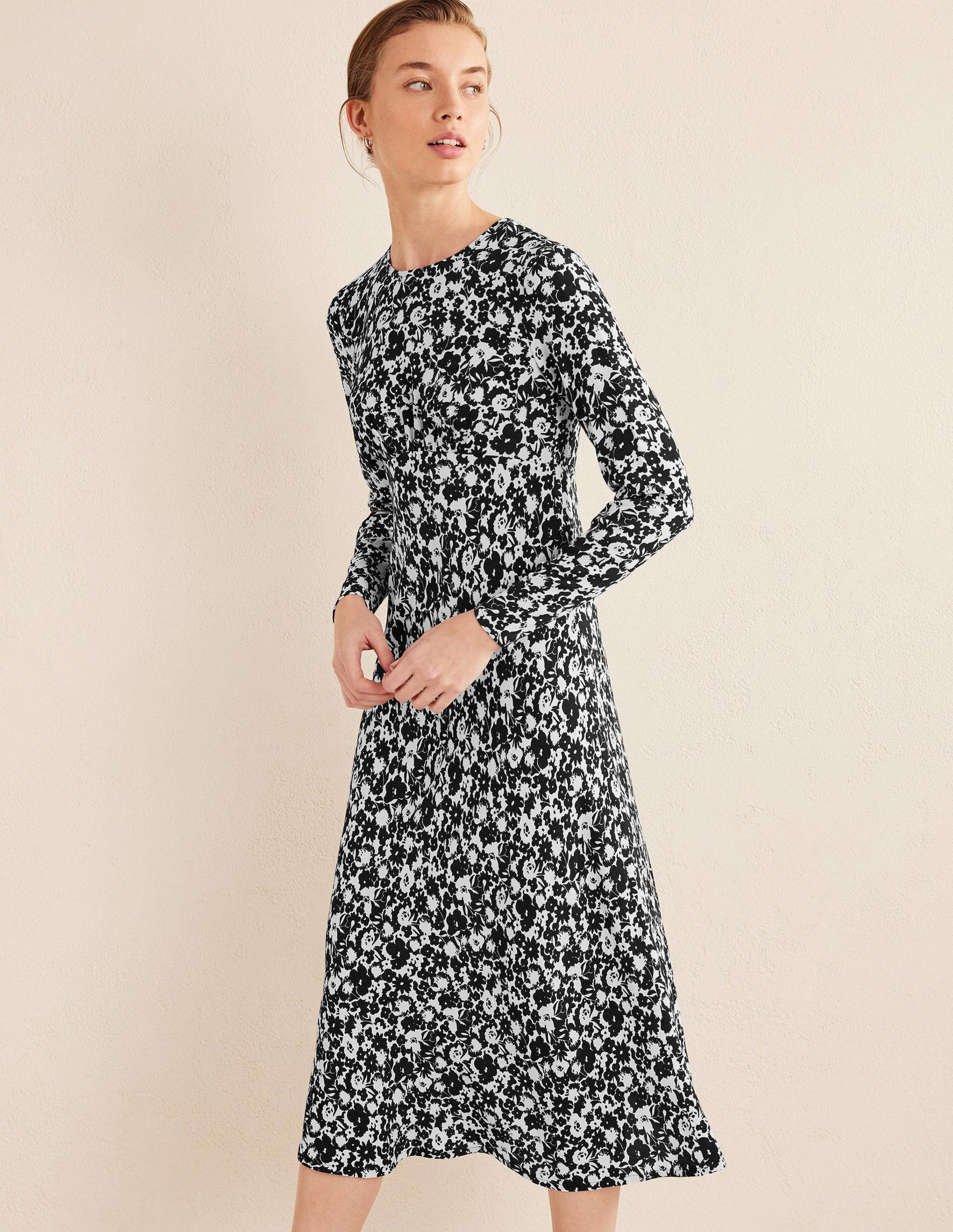 Midikleid mit Rundhalsausschnitt-Schwarz, Blüten-Silhouette-4