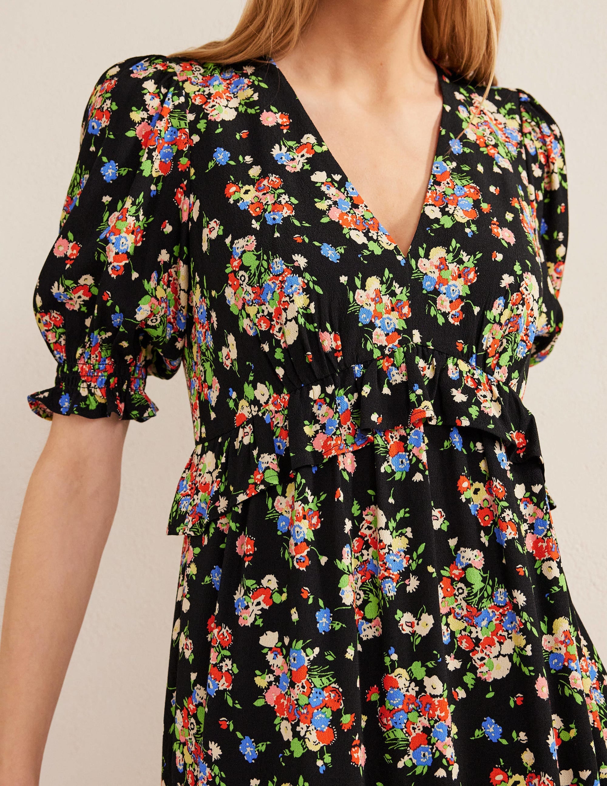 Midikleid mit Rüschen-Schwarz, Wildblumen - Image 2
