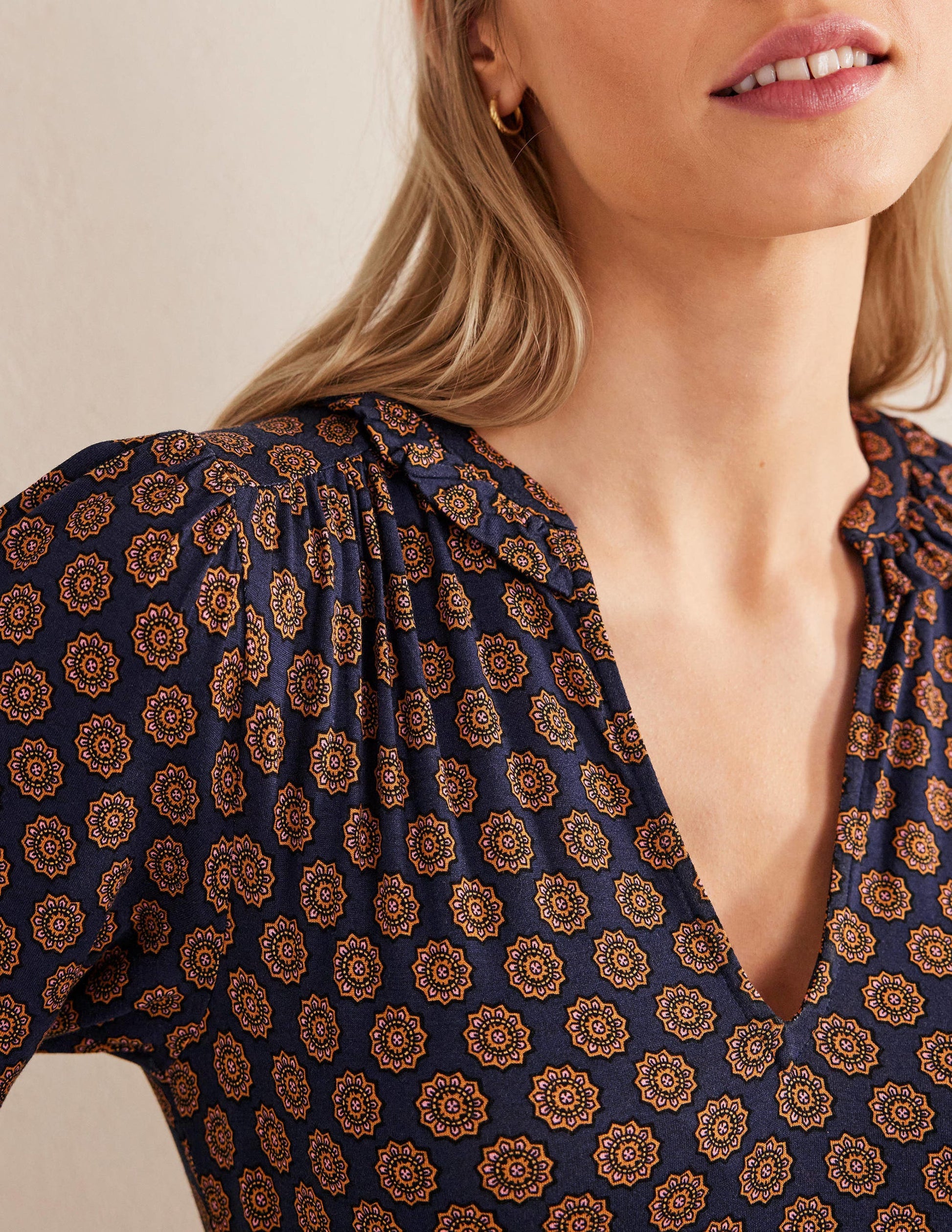 Jerseykleid mit gekerbtem Ausschnitt-Französisches Navy, Sonnenblumen-Geomuster-2